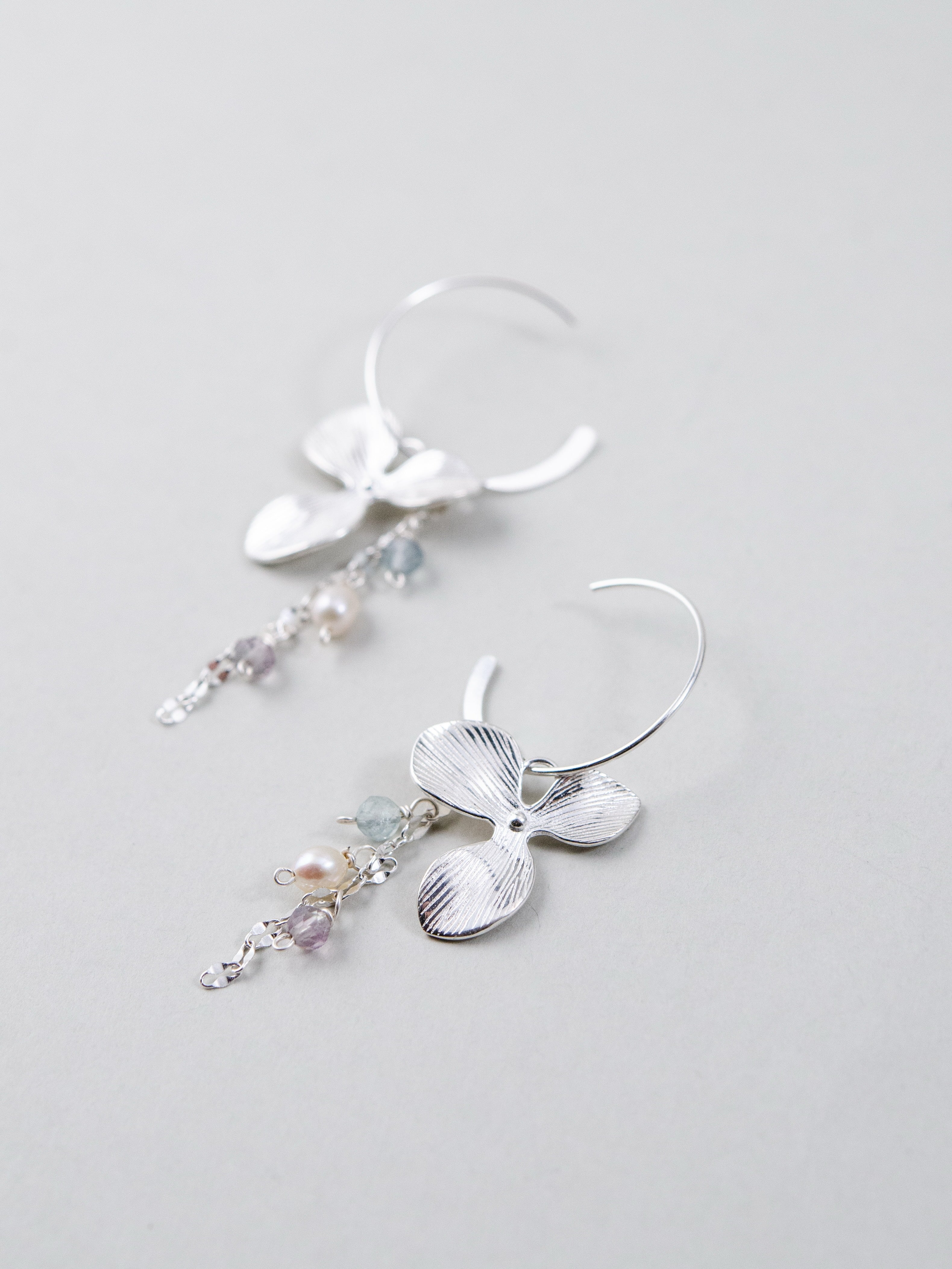 お呼ばれ服に華やかさをプラス純銀花びらピアス