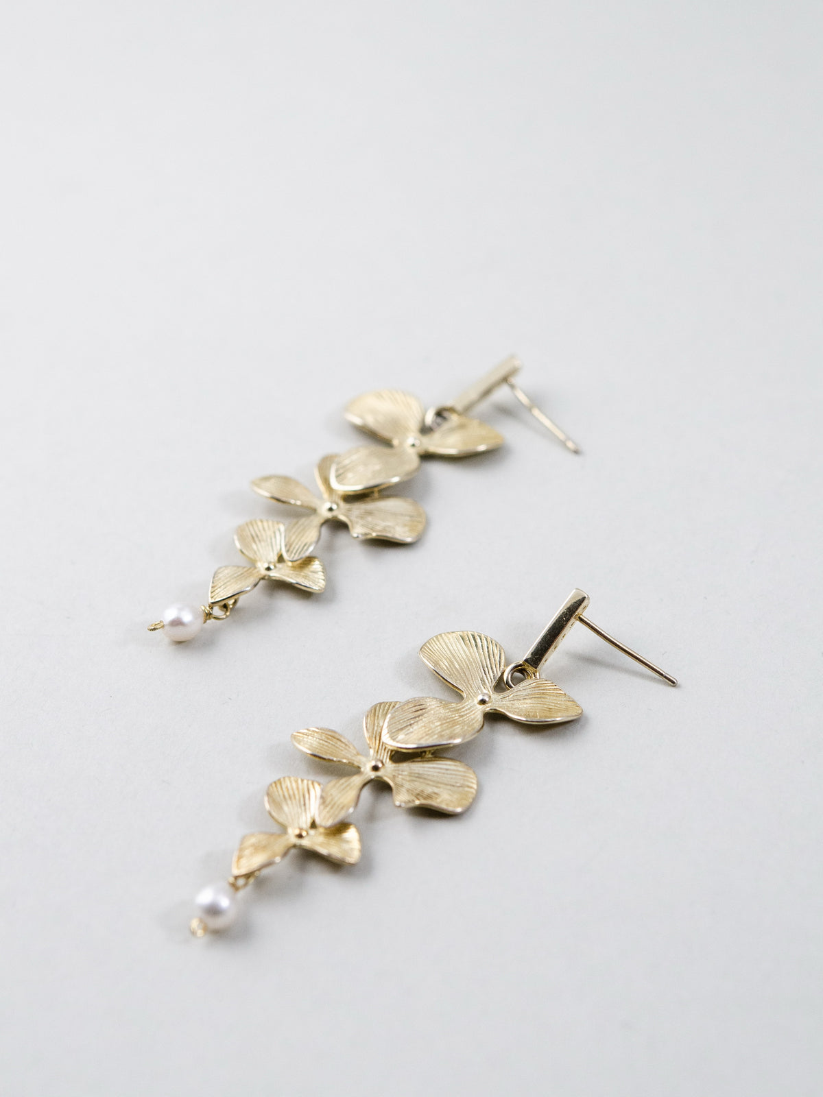 K14GP の平置き詳細。花弁の放射状の筋と向きの違い