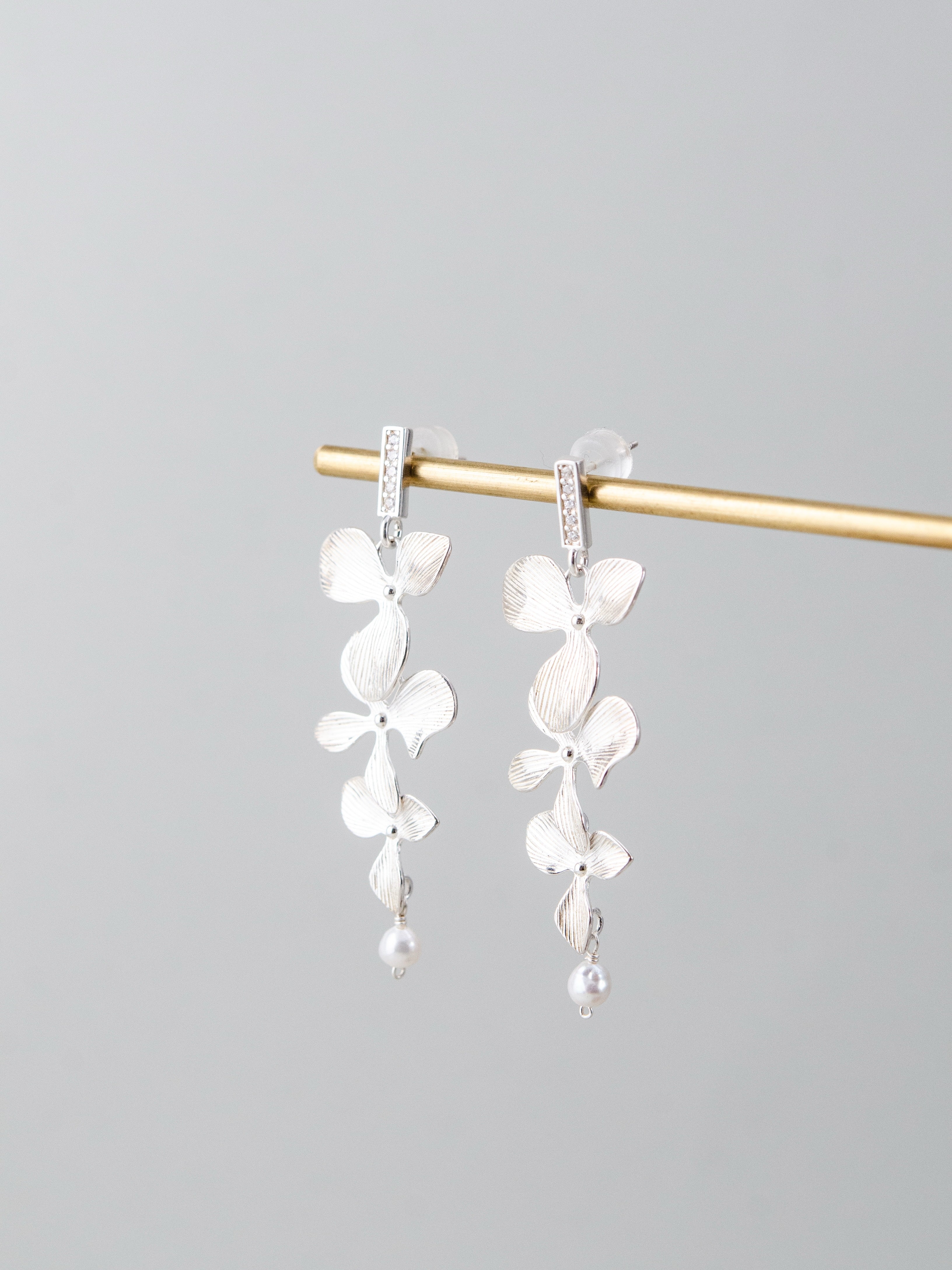 お洒落なシルバー 連なる花 モチーフ ピアス
