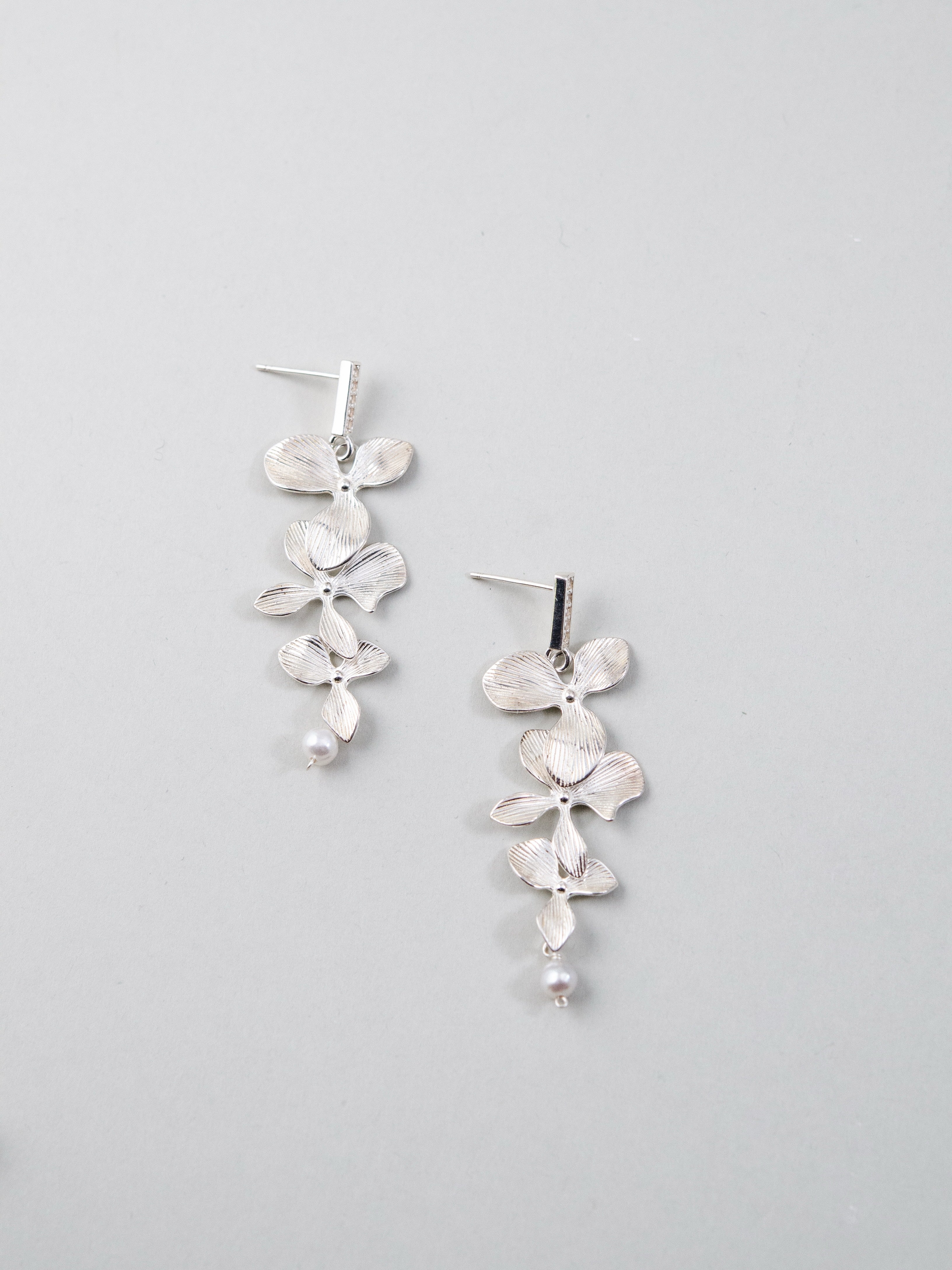 お洒落なシルバー 連なる花 モチーフ ピアス