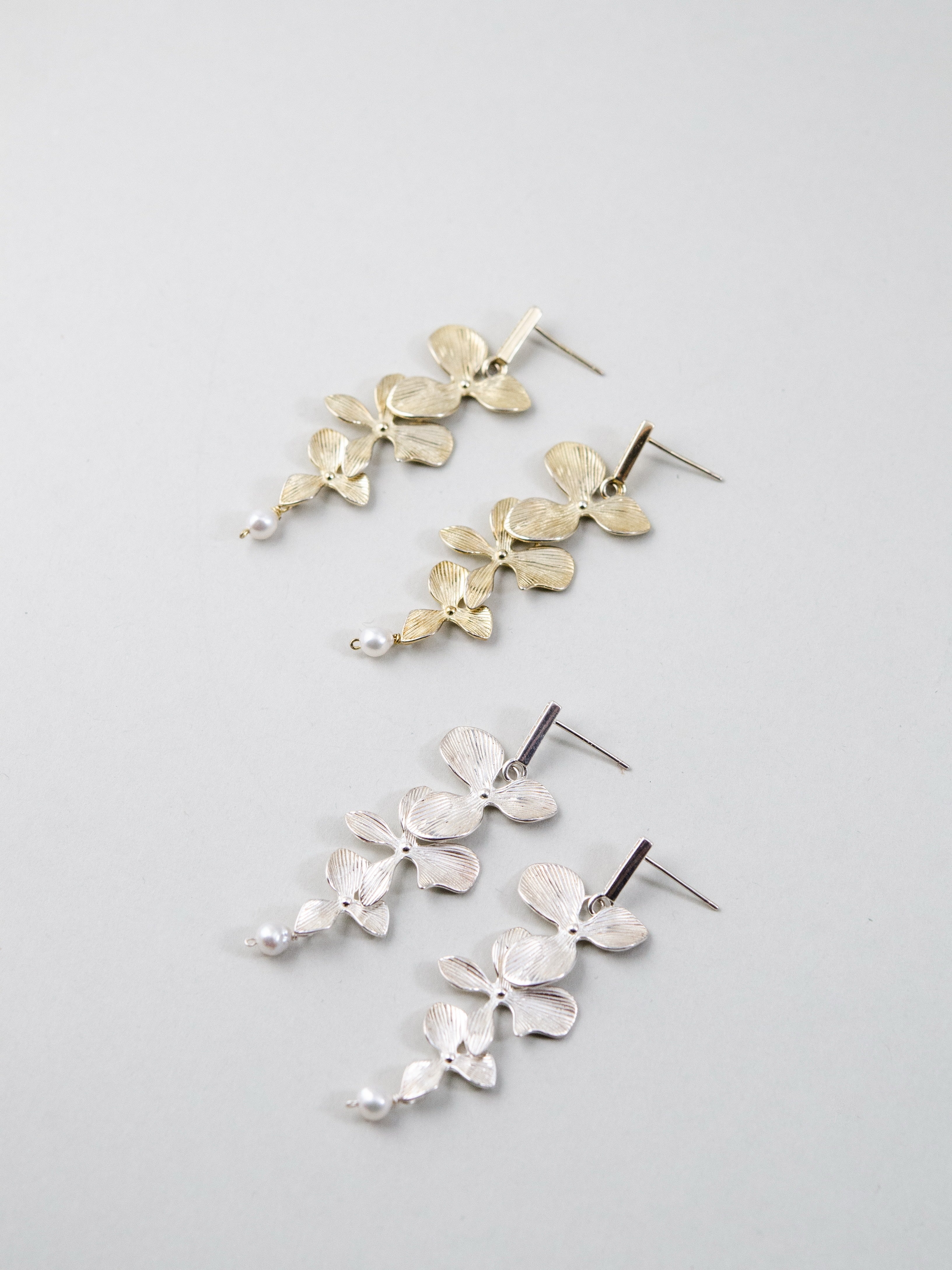 お洒落なシルバー 連なる花 モチーフ ピアス