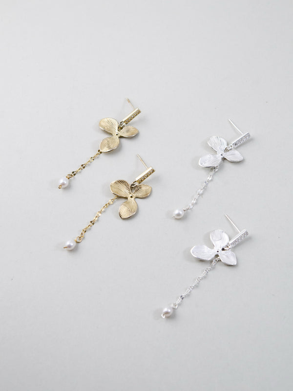 フラワーモチーフ & バロックパール ピアス - 【可憐な花舞】。テクスチャー加工されたメタルフラワーとバロックパールが揺れる、SV925とK14GPのペア画像。