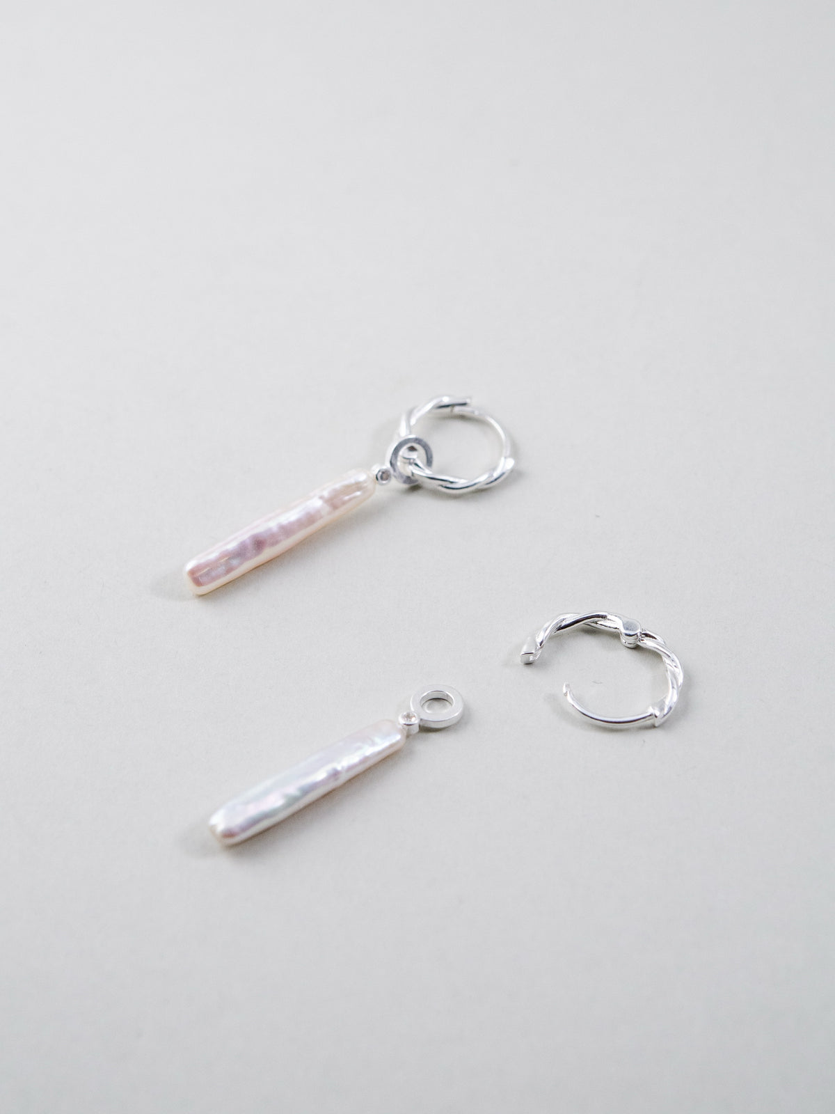 淡水スティックパール & ツイストフープ ピアス - 【個性の縦ライン】揺れる変形真珠と捻り銀 / SV925