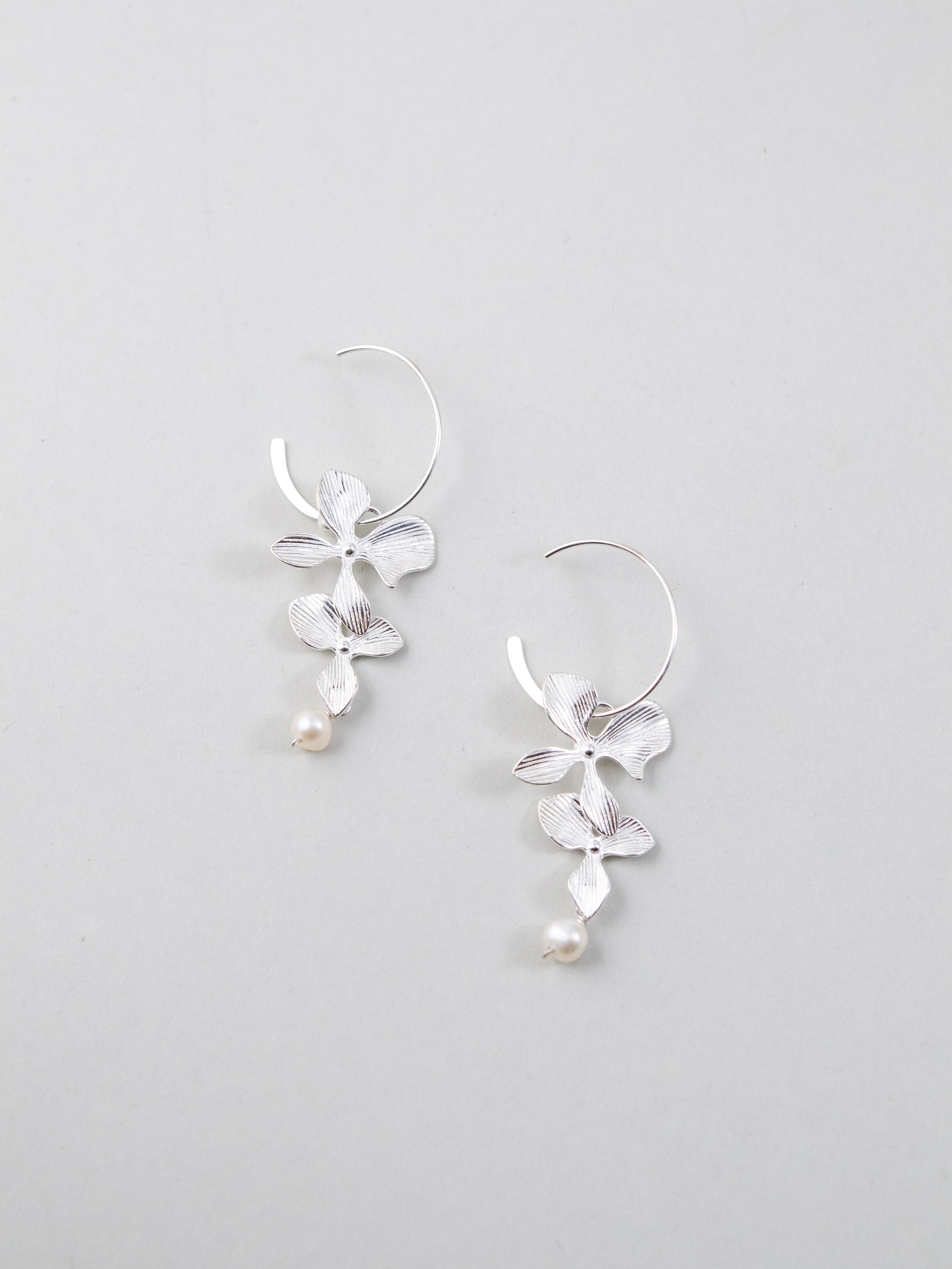 白銀の華やぎ ピアス 花 揺れる