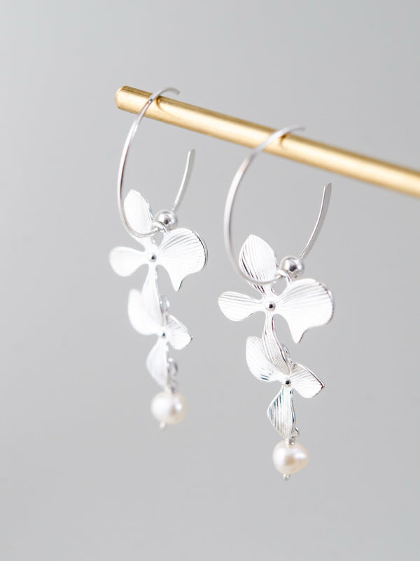2連フラワー & 淡水パール フープピアス - 【風に舞う花】。テクスチャー加工された2つのメタルフラワーと淡水パールが揺れる、SV925製フープピアス（シルバー）。