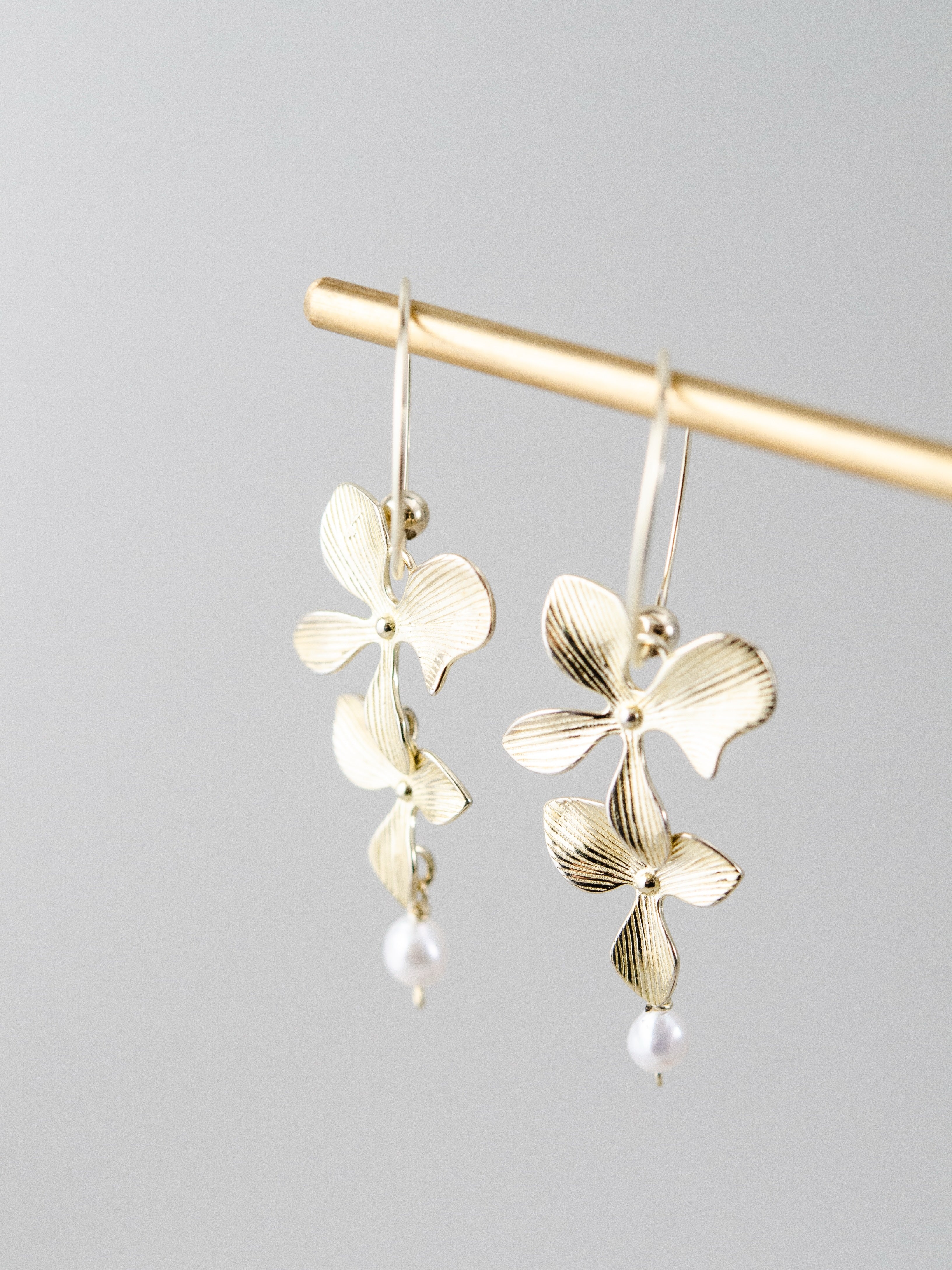 白銀の華やぎ ピアス 花 揺れる