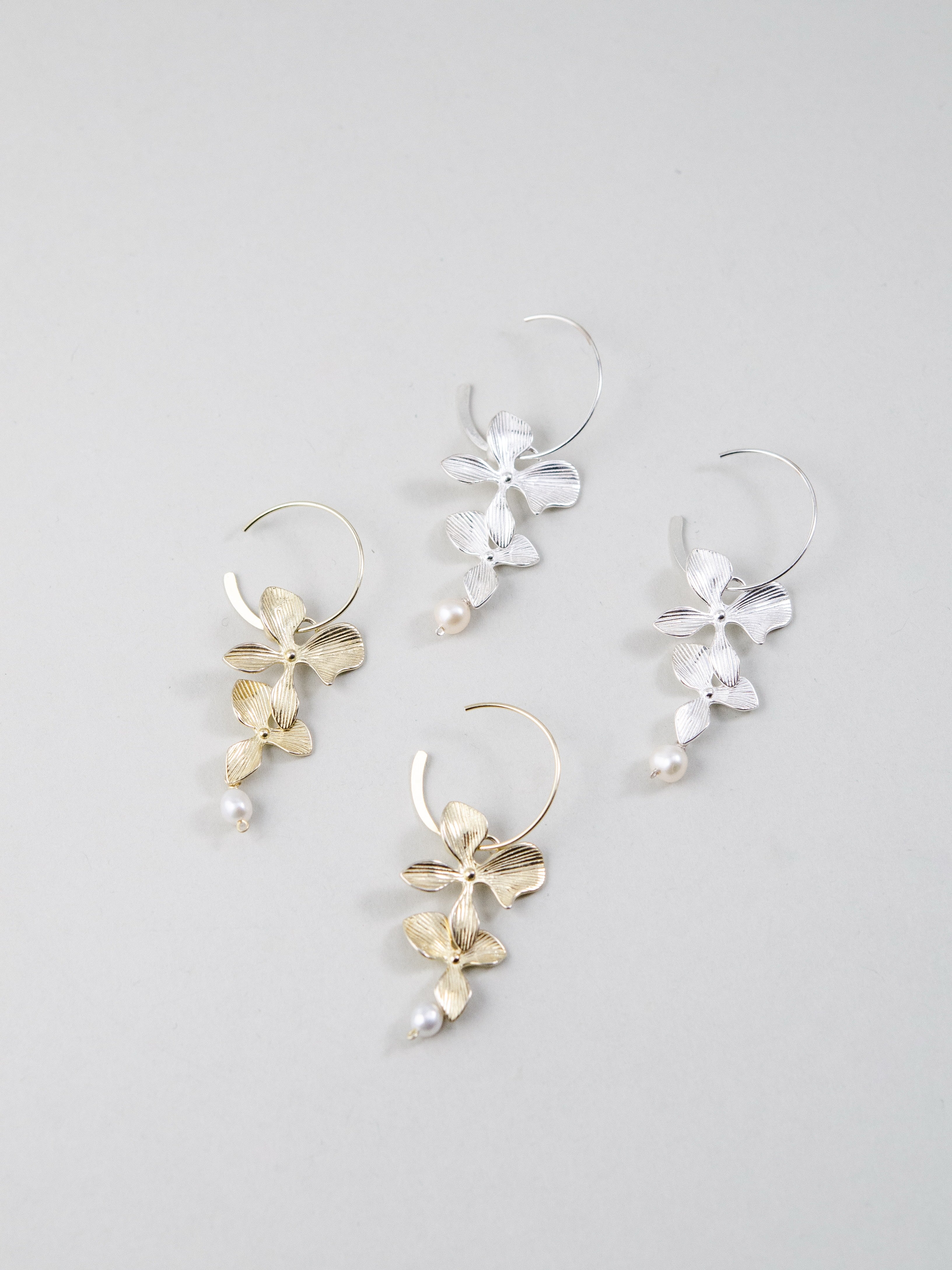 白銀の華やぎ ピアス 花 揺れる