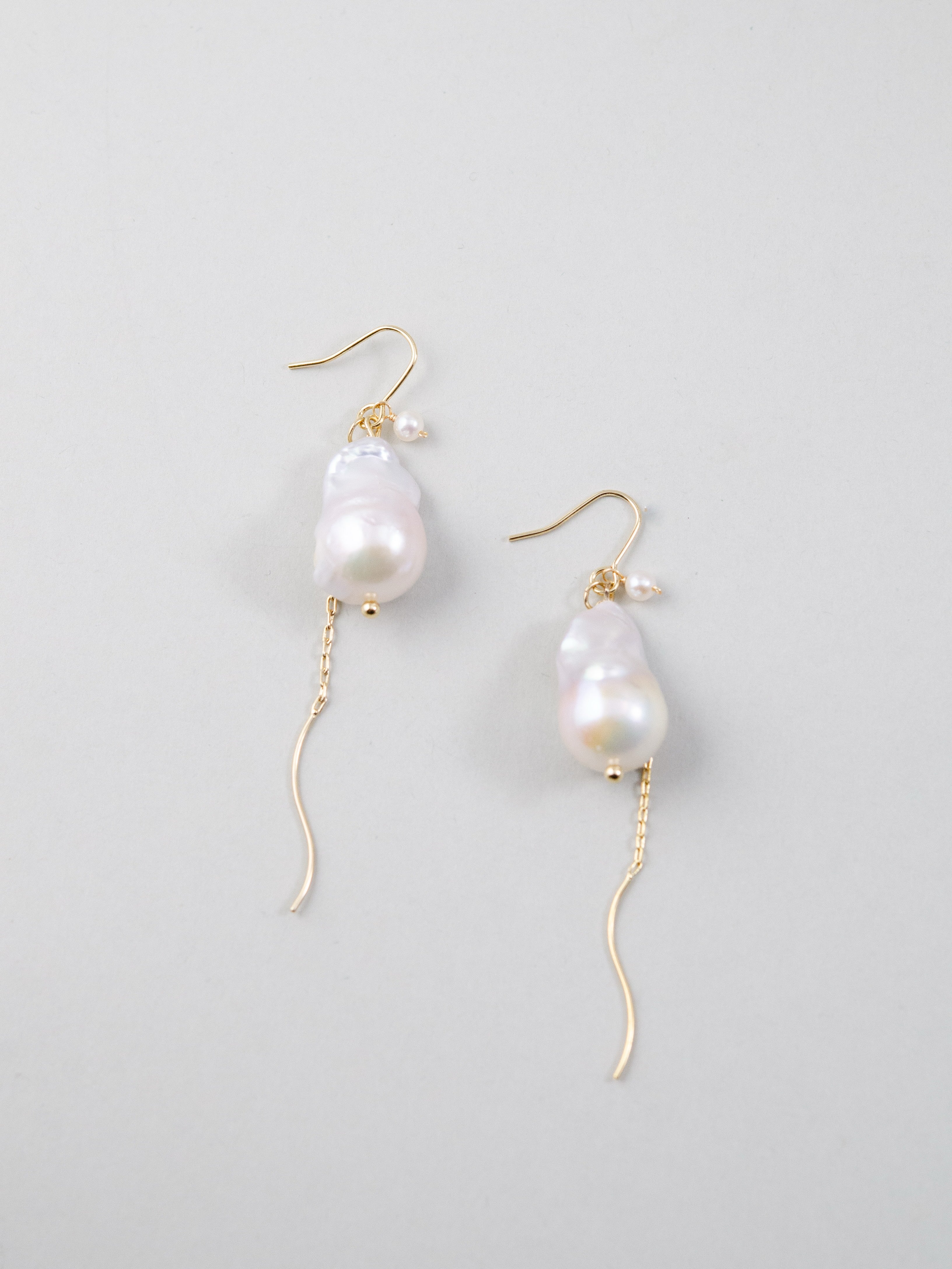 【モダンな曲線美】大粒バロックパール & ウェーブピアス｜アレルギー対応