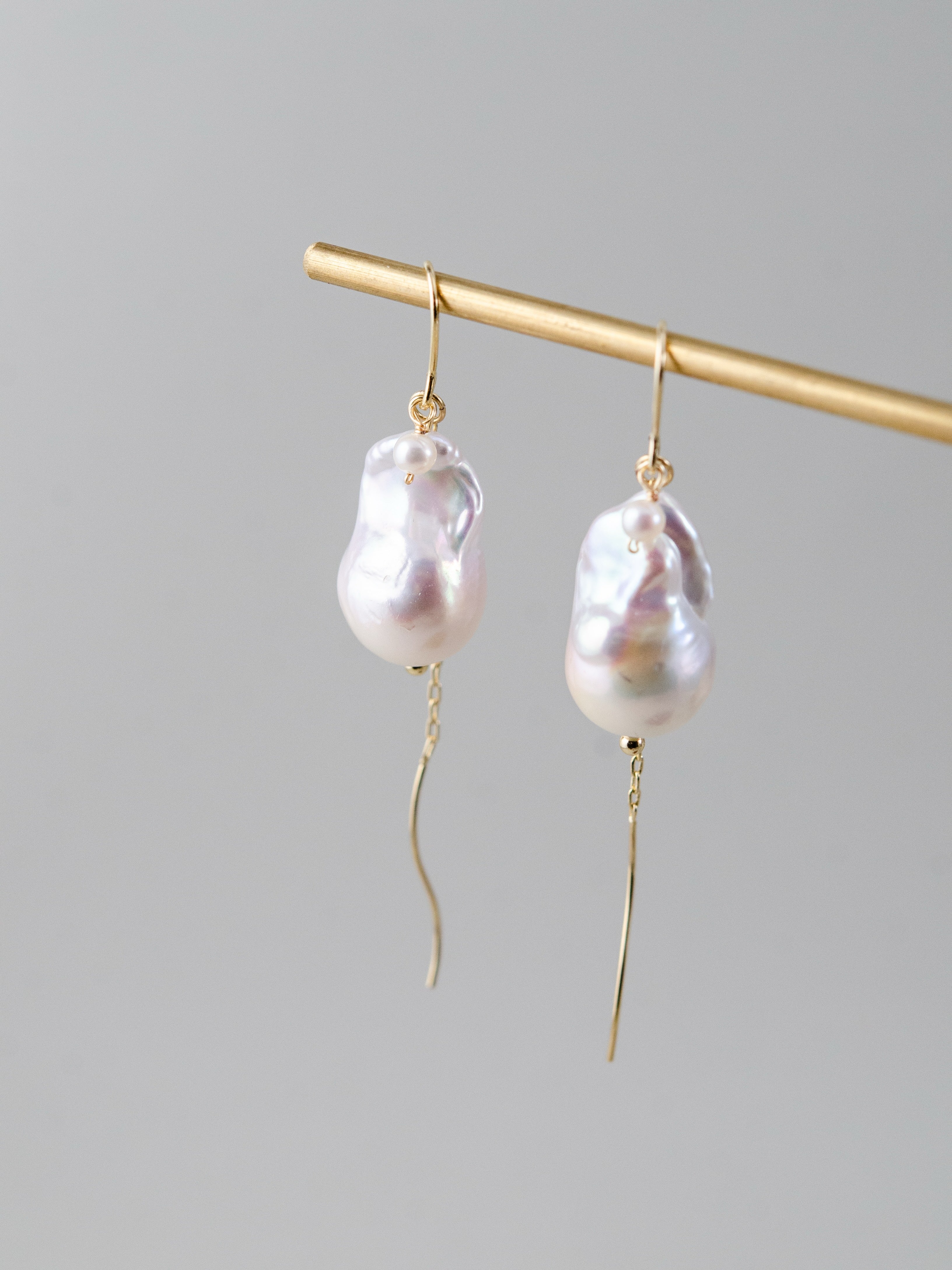 【モダンな曲線美】大粒バロックパール & ウェーブピアス｜アレルギー対応