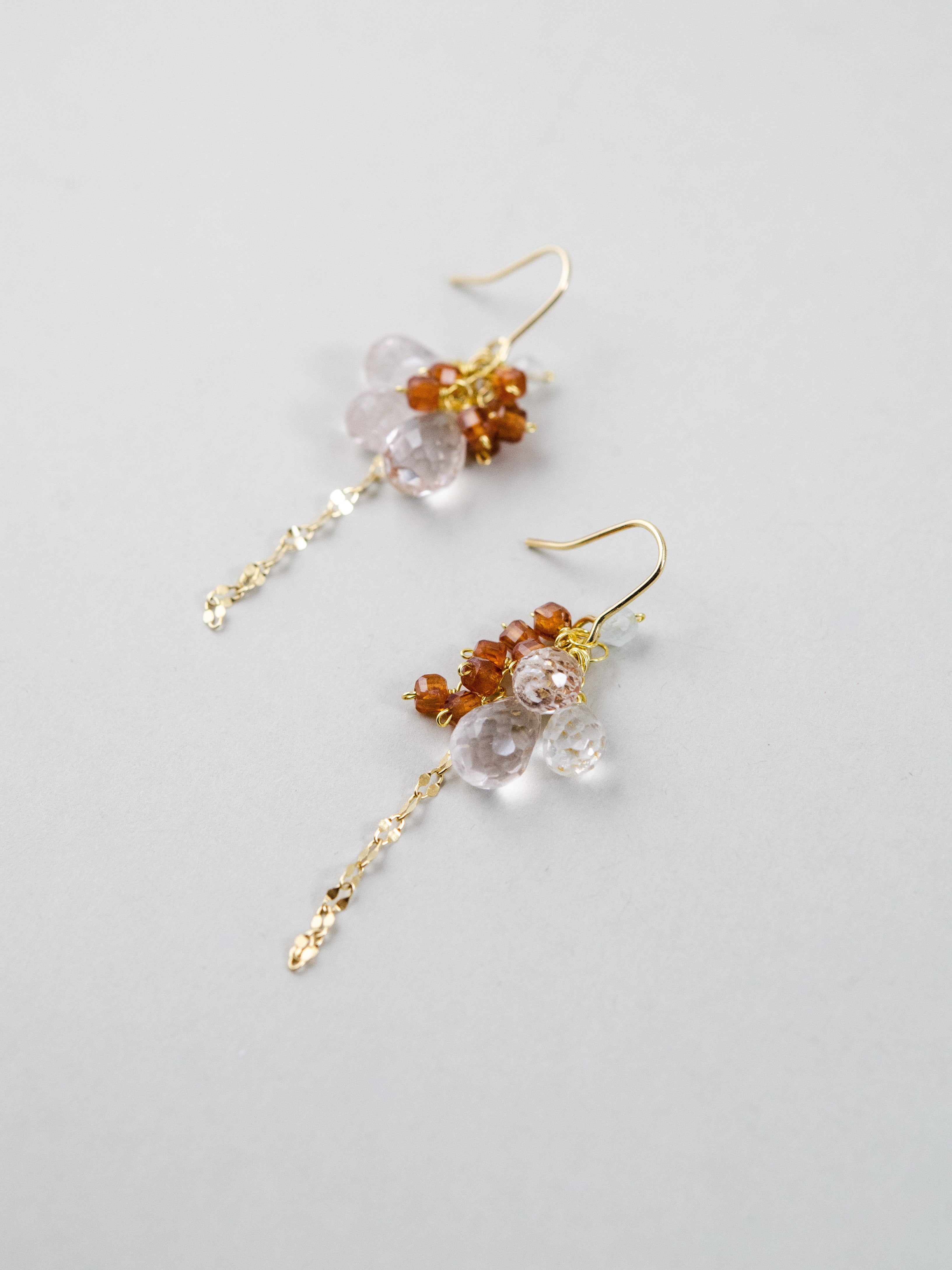 【陽だまりの輝き】スペサルティンガーネット & クリスタルピアス｜アレルギー対応