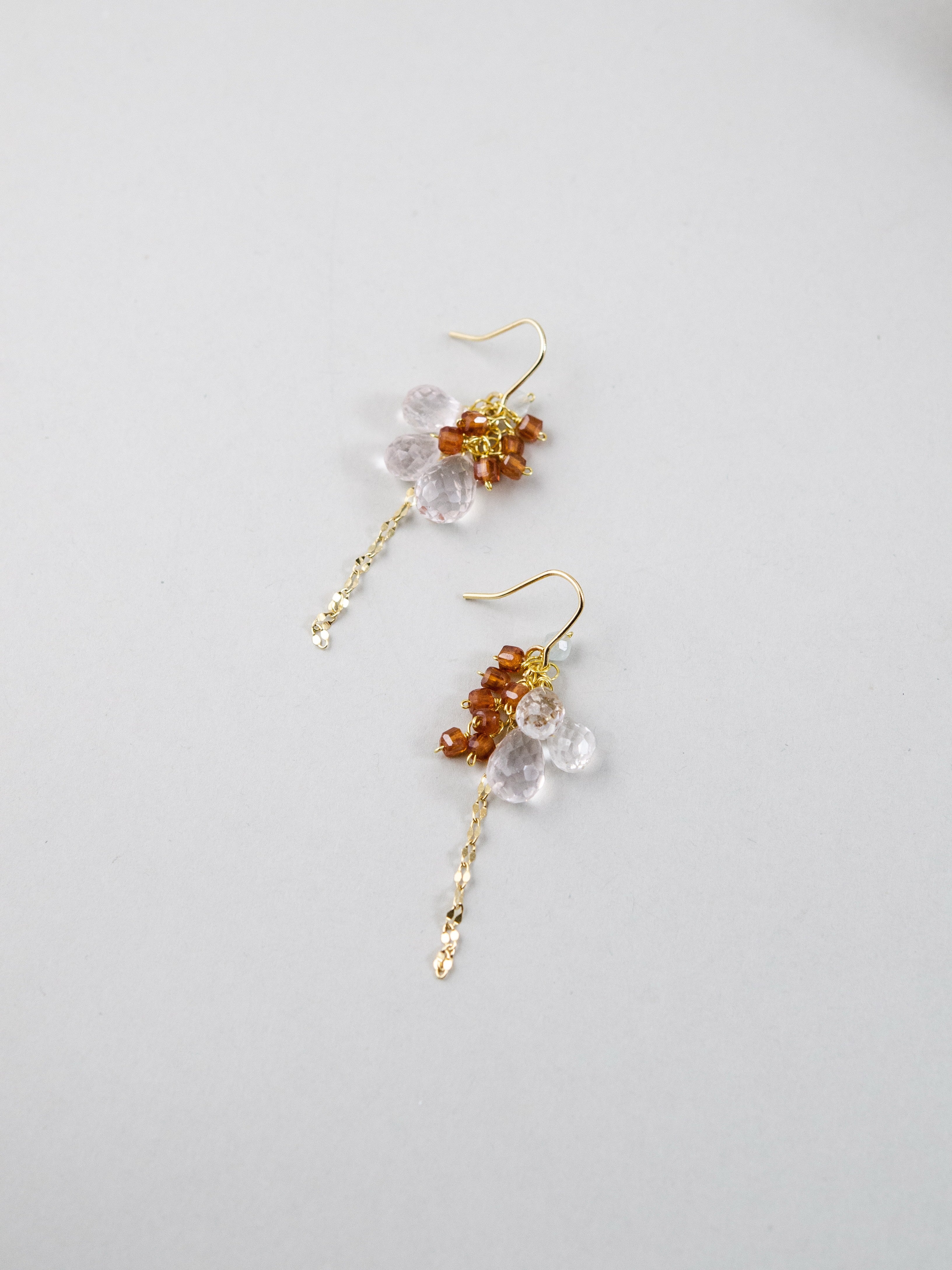 【陽だまりの輝き】スペサルティンガーネット & クリスタルピアス｜アレルギー対応