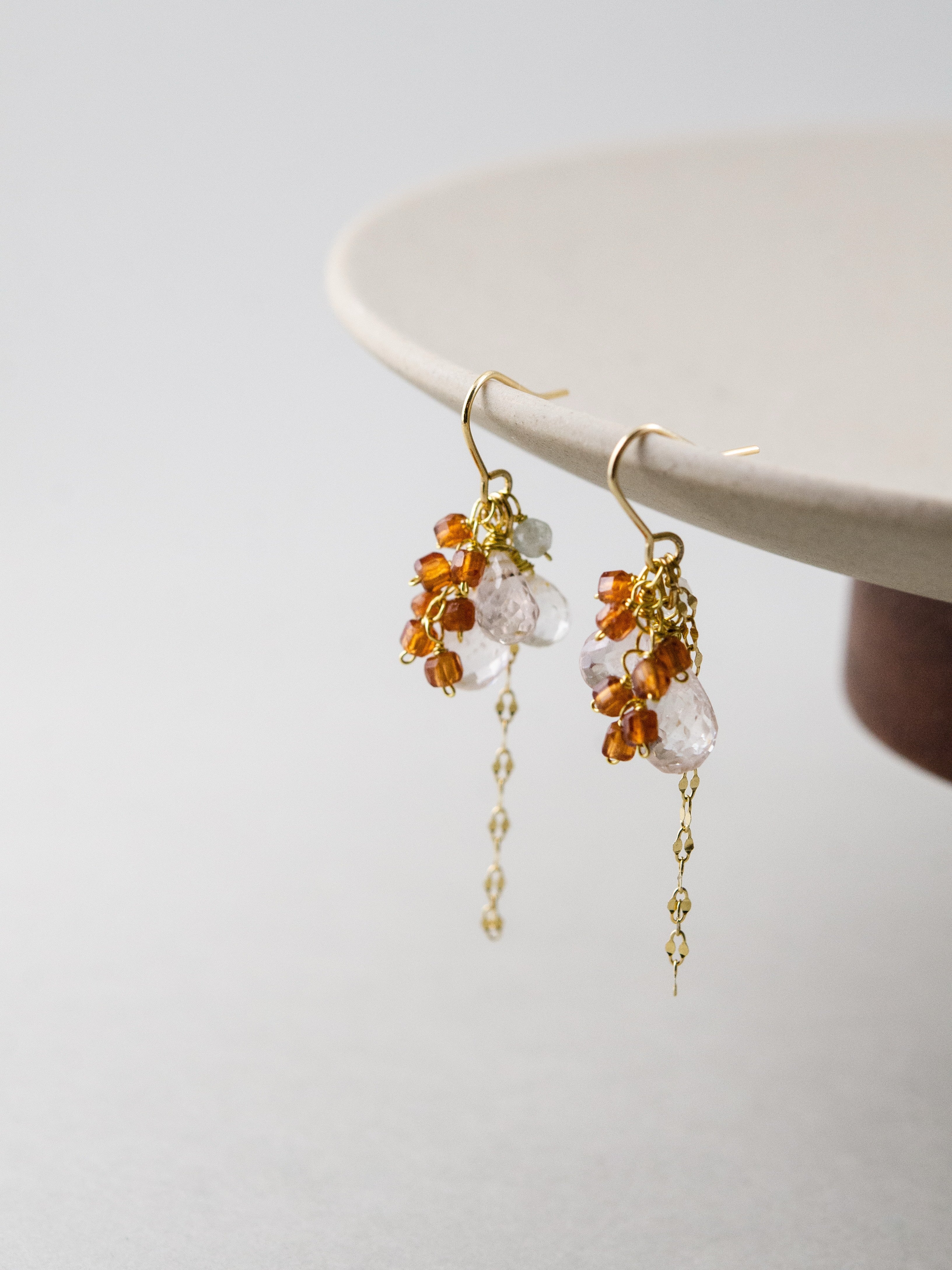 【陽だまりの輝き】スペサルティンガーネット & クリスタルピアス｜アレルギー対応