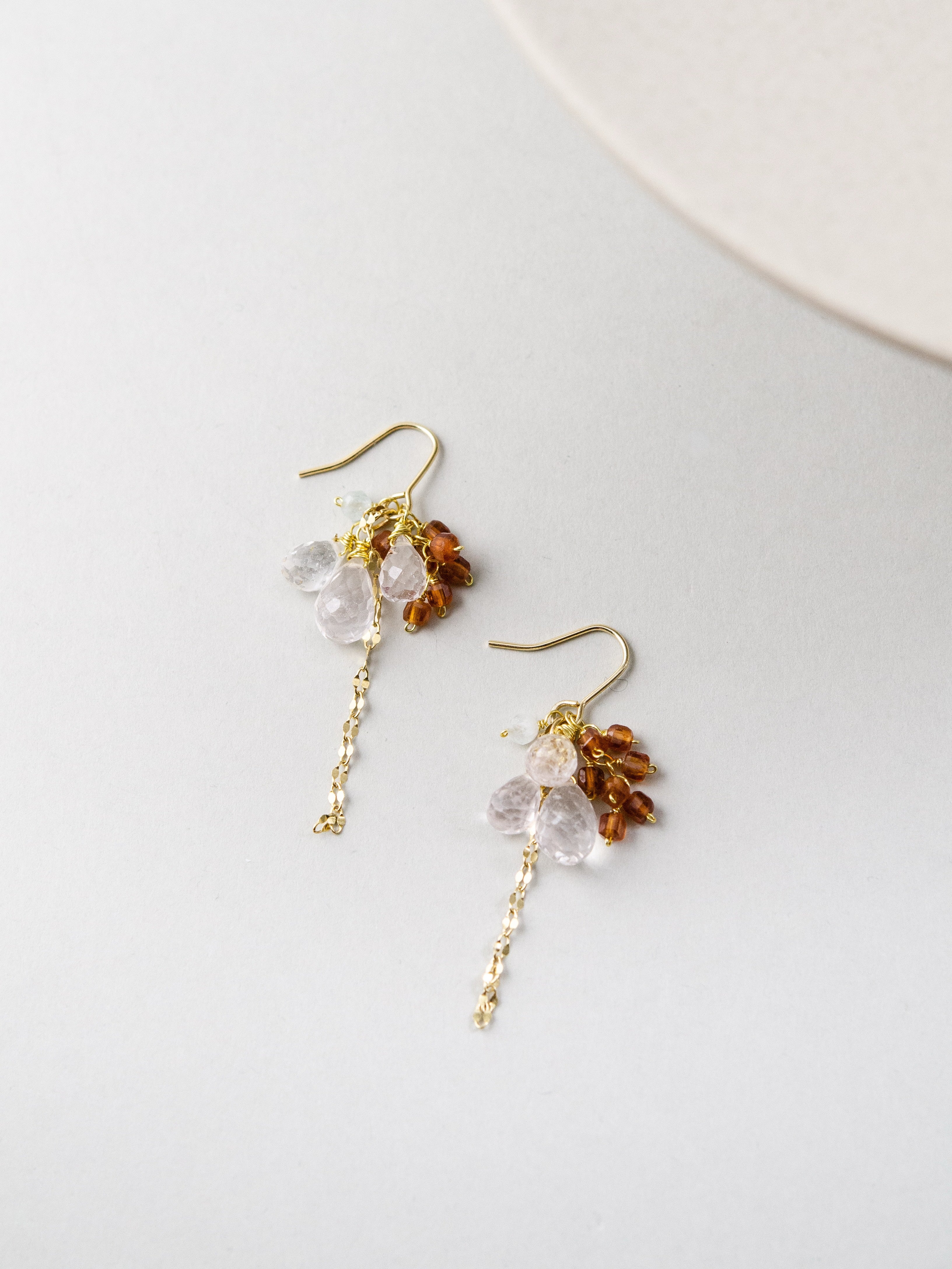 【陽だまりの輝き】スペサルティンガーネット & クリスタルピアス｜アレルギー対応