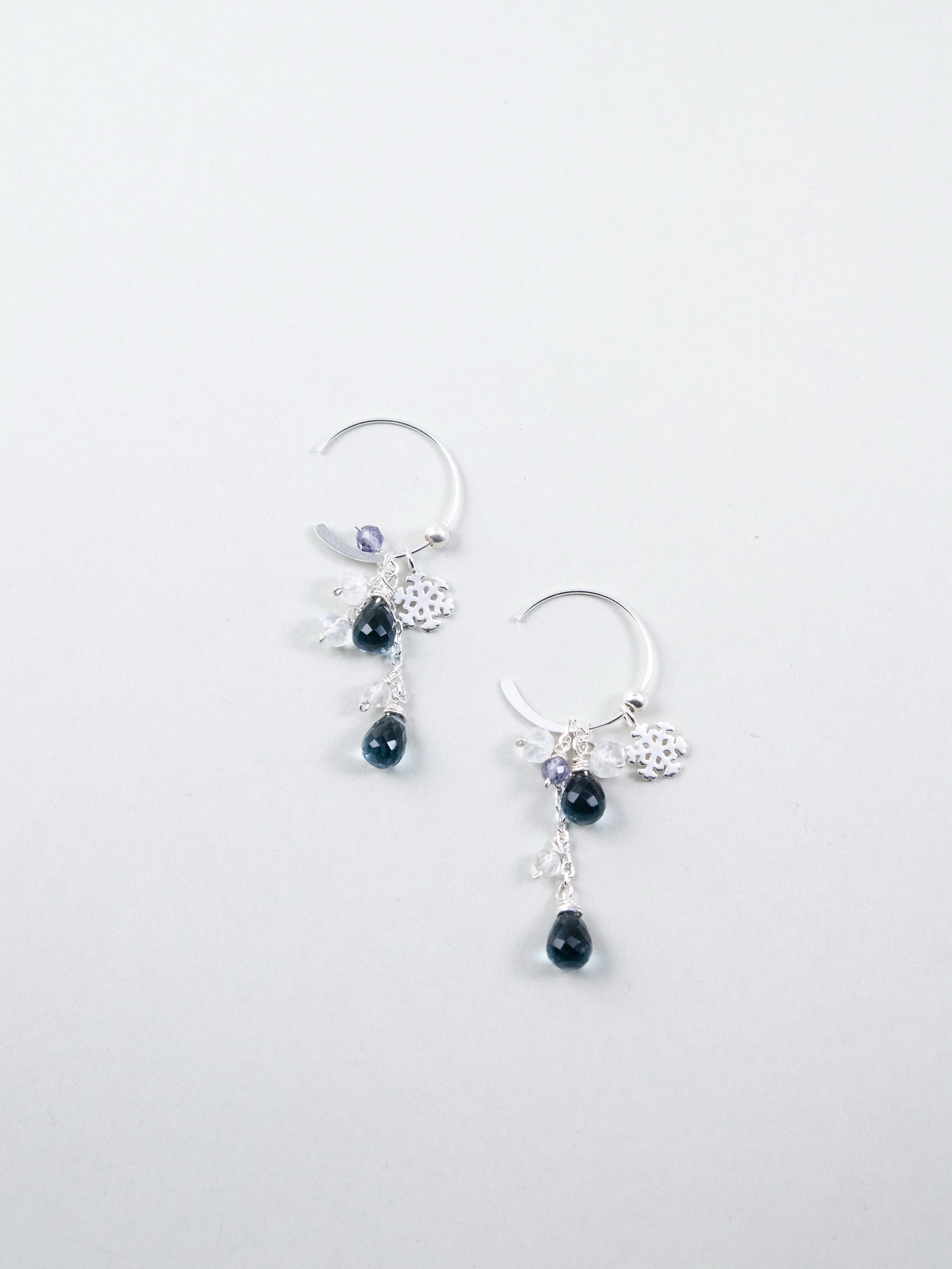 オフィスにも合う シンプル揺れ青い 石ピアス