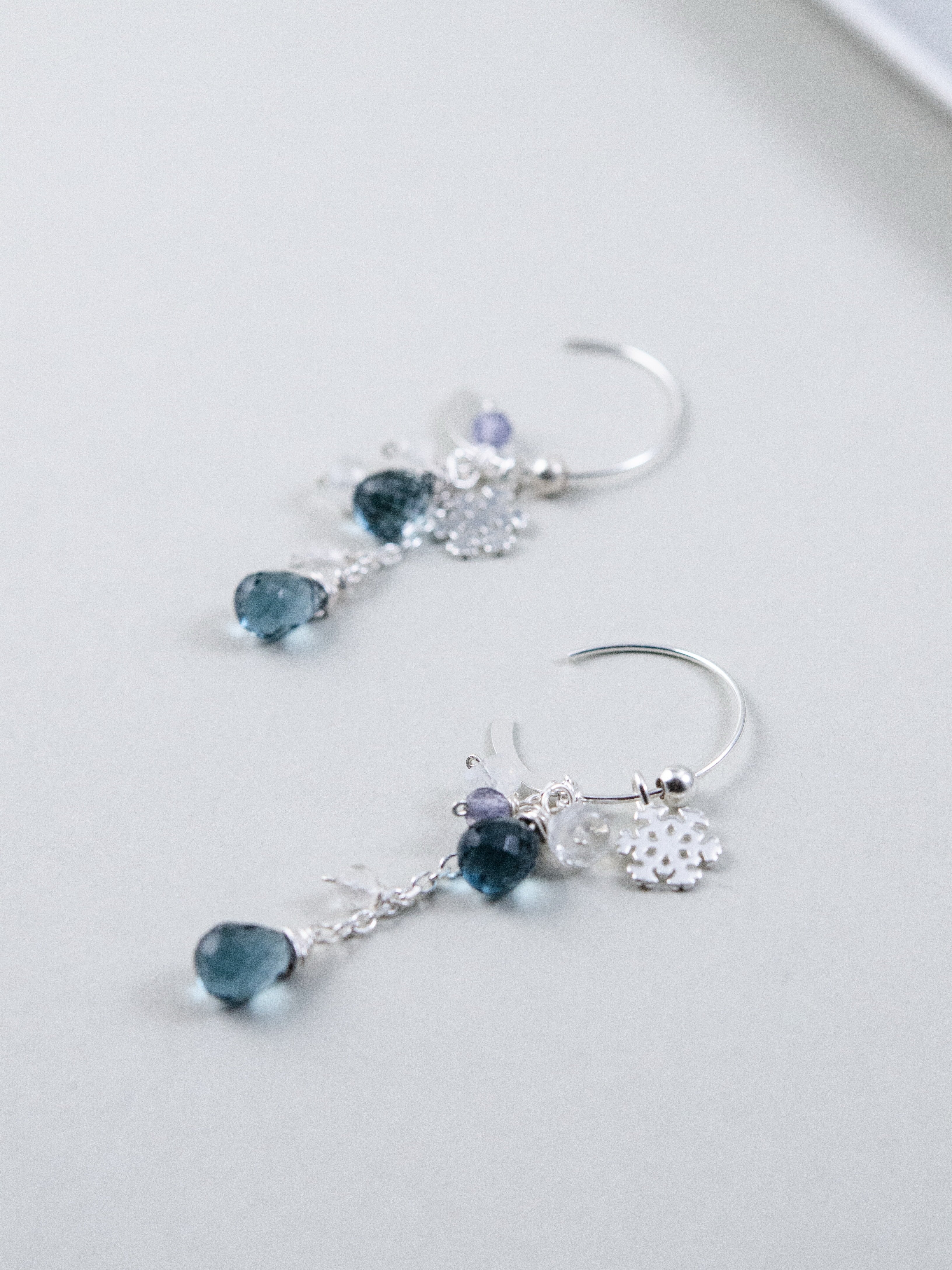 オフィスにも合う シンプル揺れ青い 石ピアス