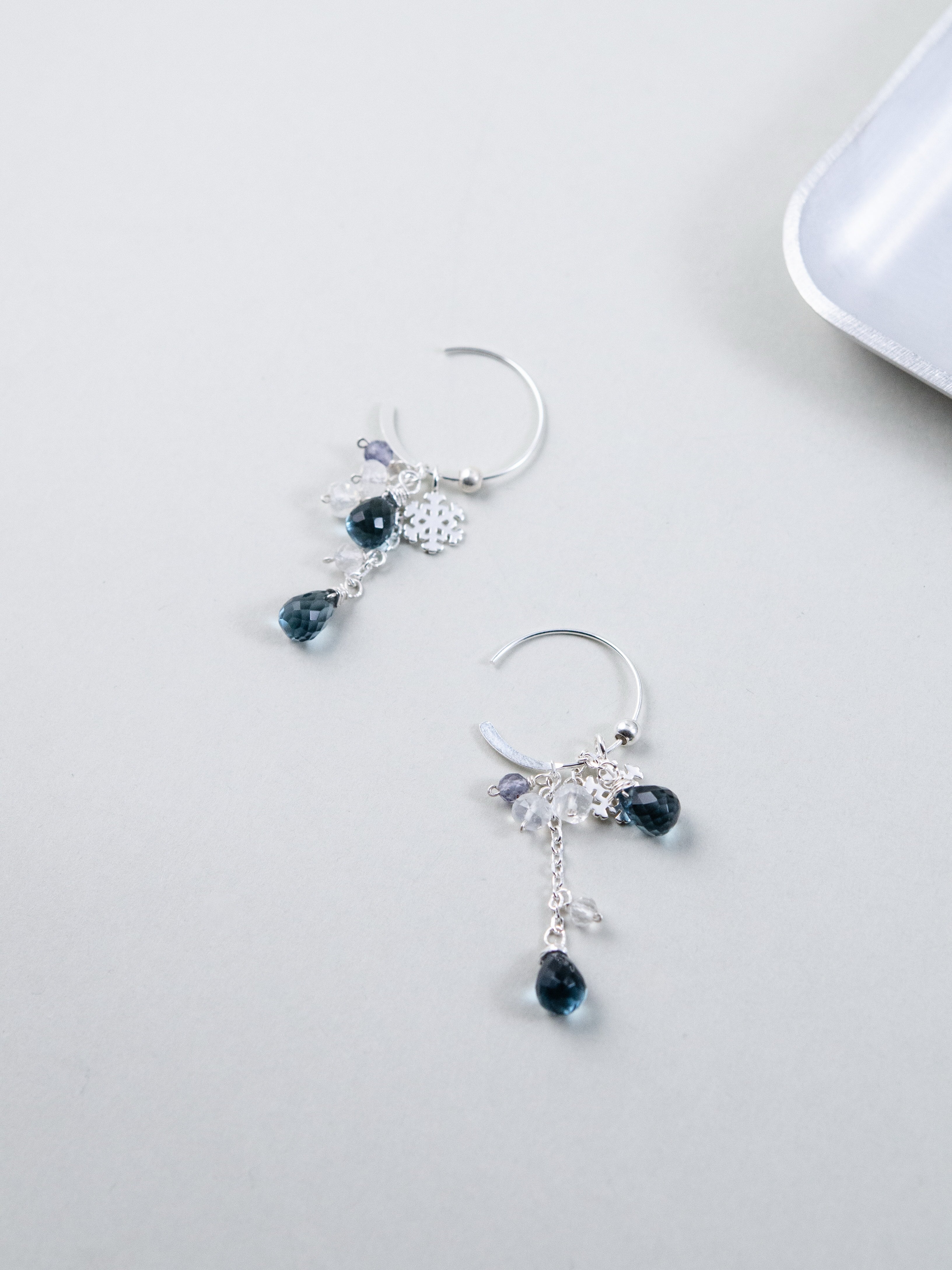 オフィスにも合う シンプル揺れ青い 石ピアス