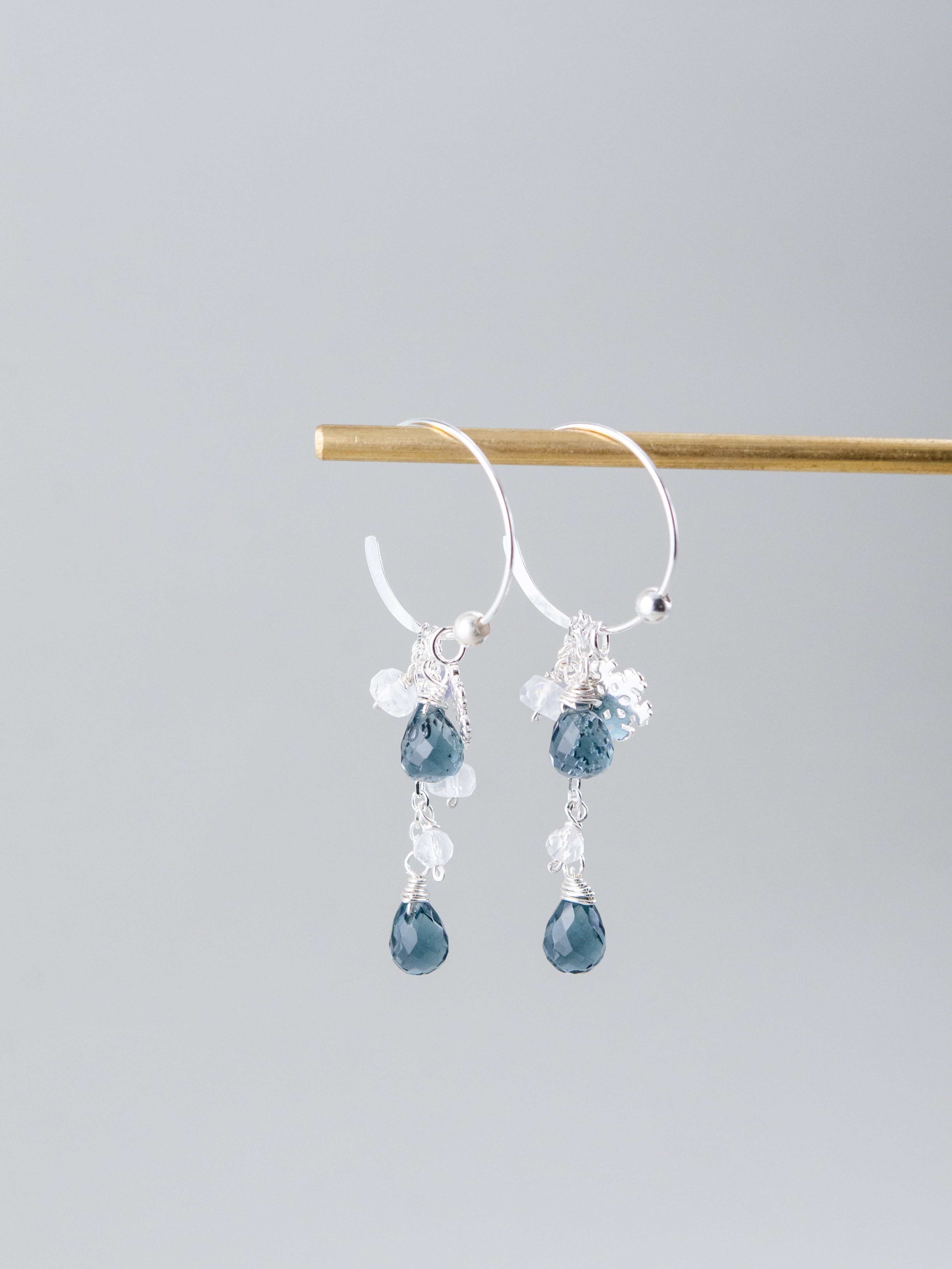 オフィスにも合う シンプル揺れ青い 石ピアス