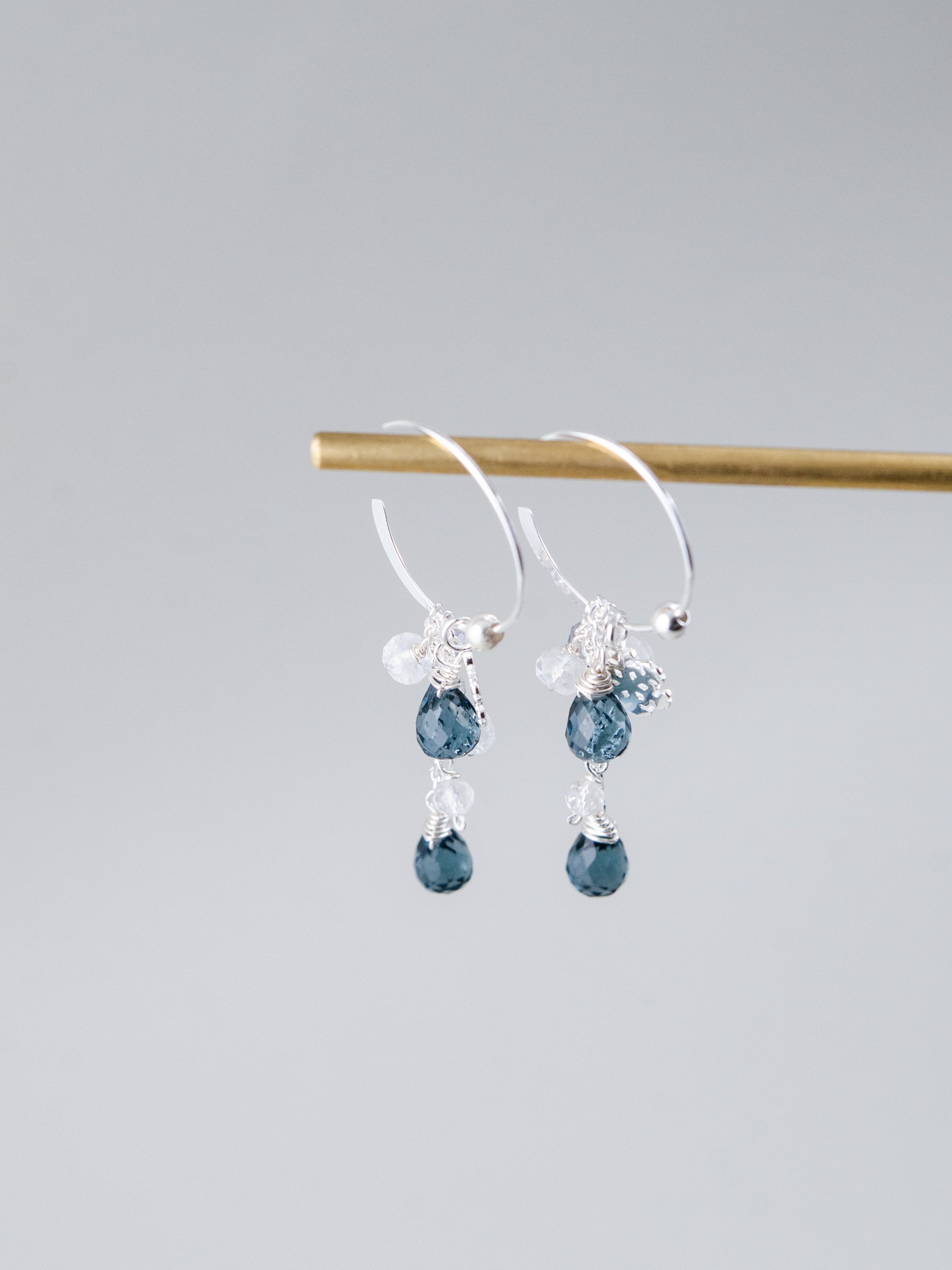 オフィスにも合う シンプル揺れ青い 石ピアス