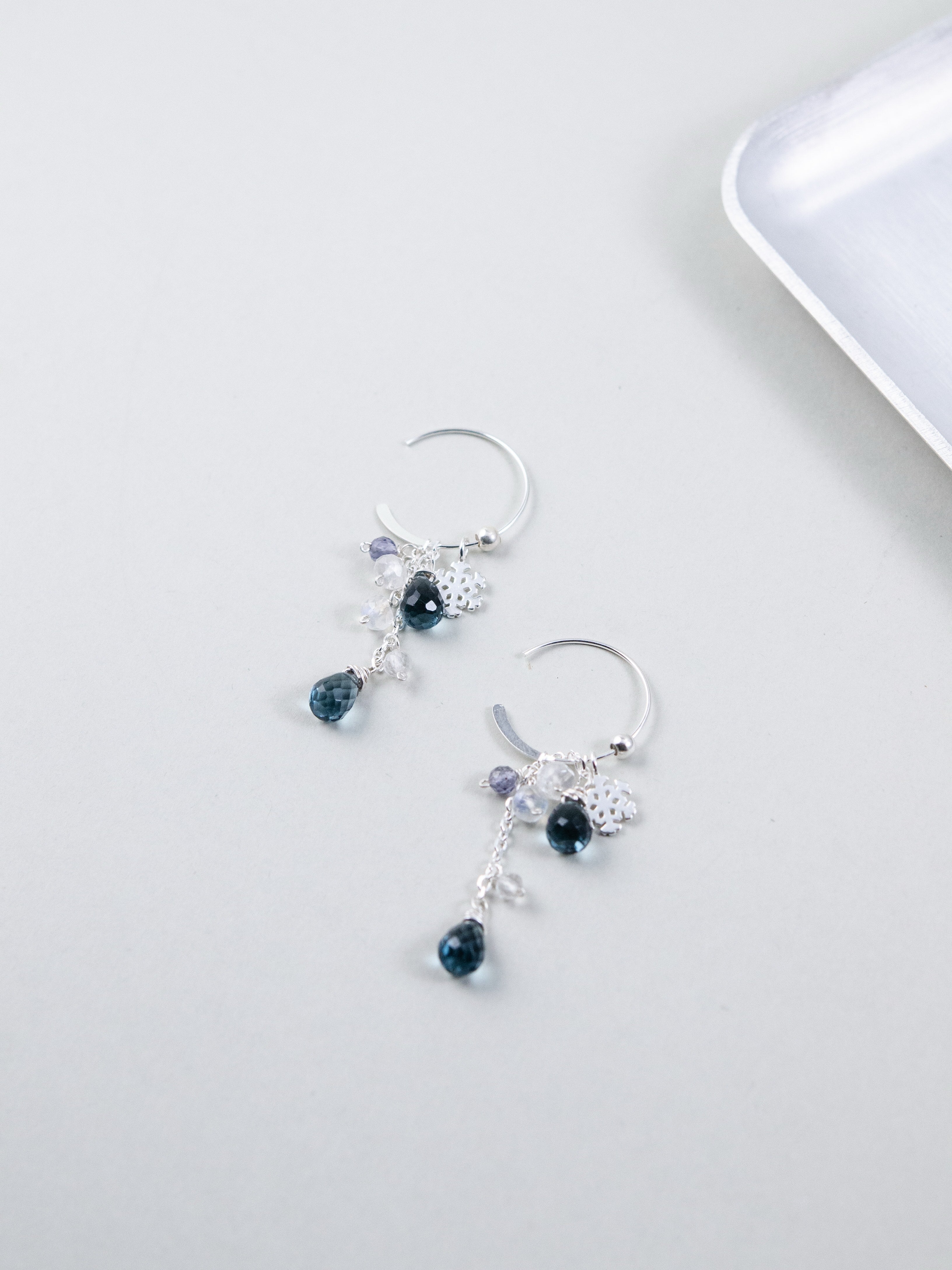 オフィスにも合う シンプル揺れ青い 石ピアス