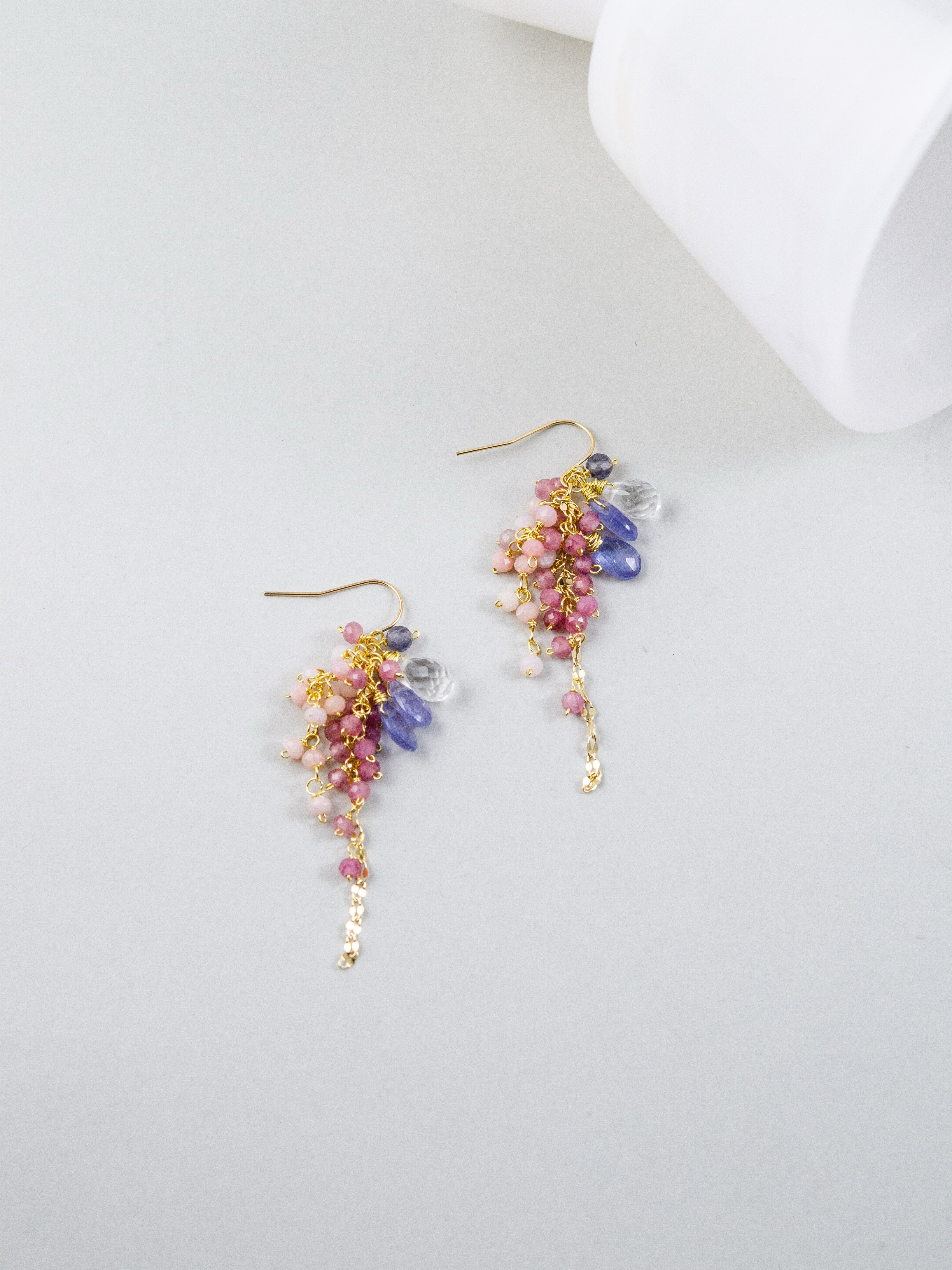 ピンクときめく色彩が踊るカラフルピアス