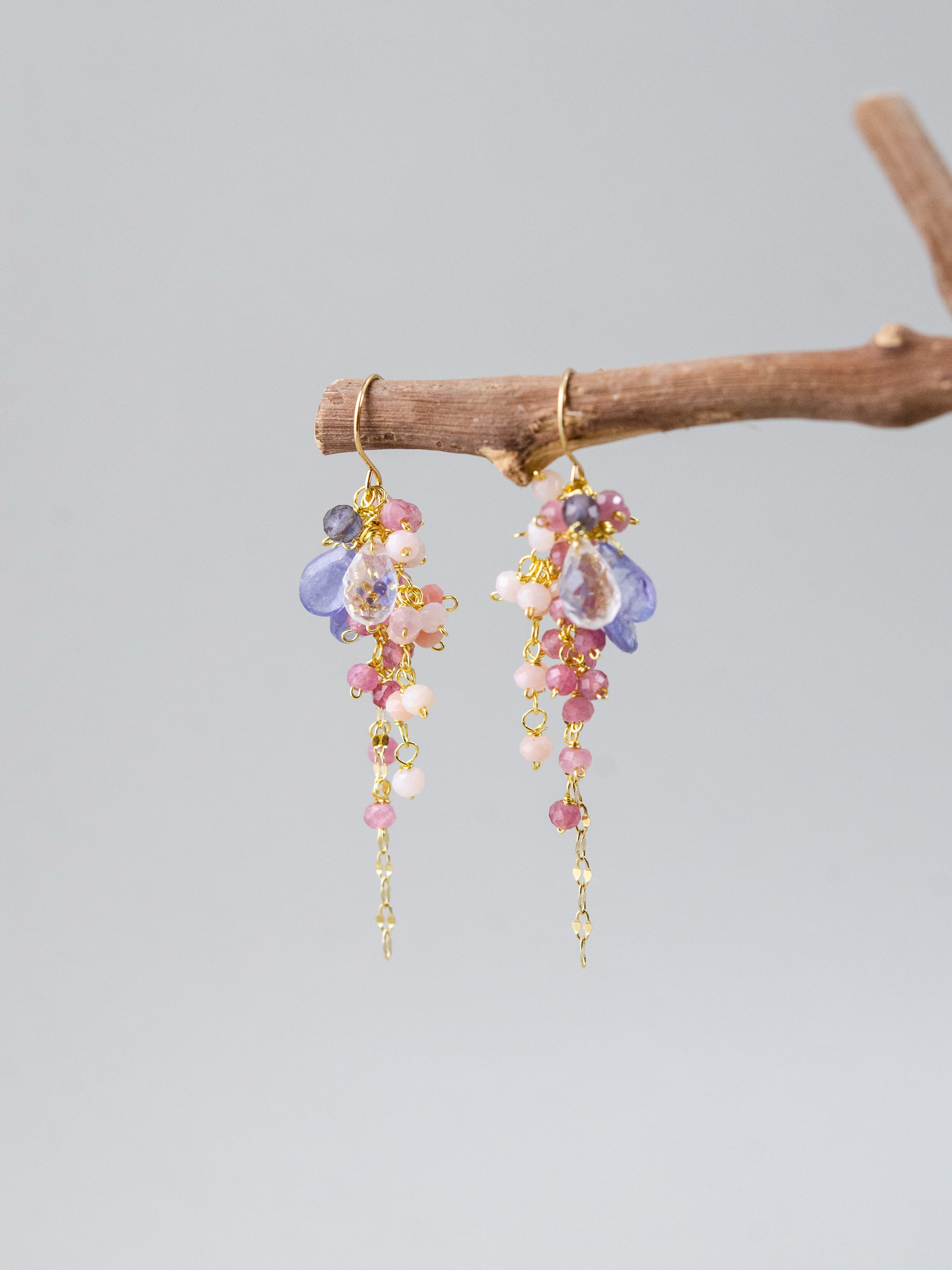 ローズクォーツ & アメジスト ピアス - 【森の二重奏】金と銀のリーフ