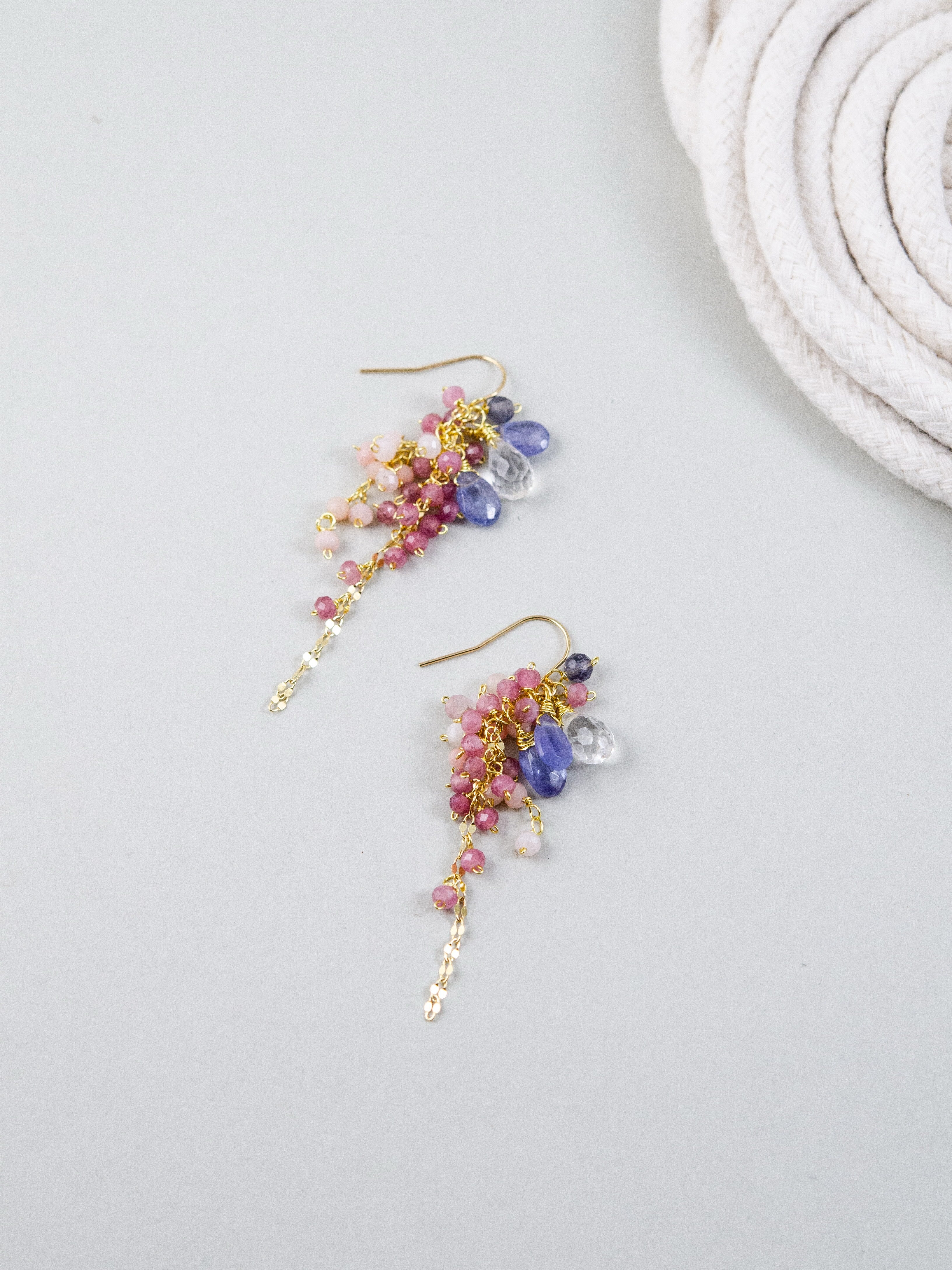 ピンクときめく色彩が踊るカラフルピアス