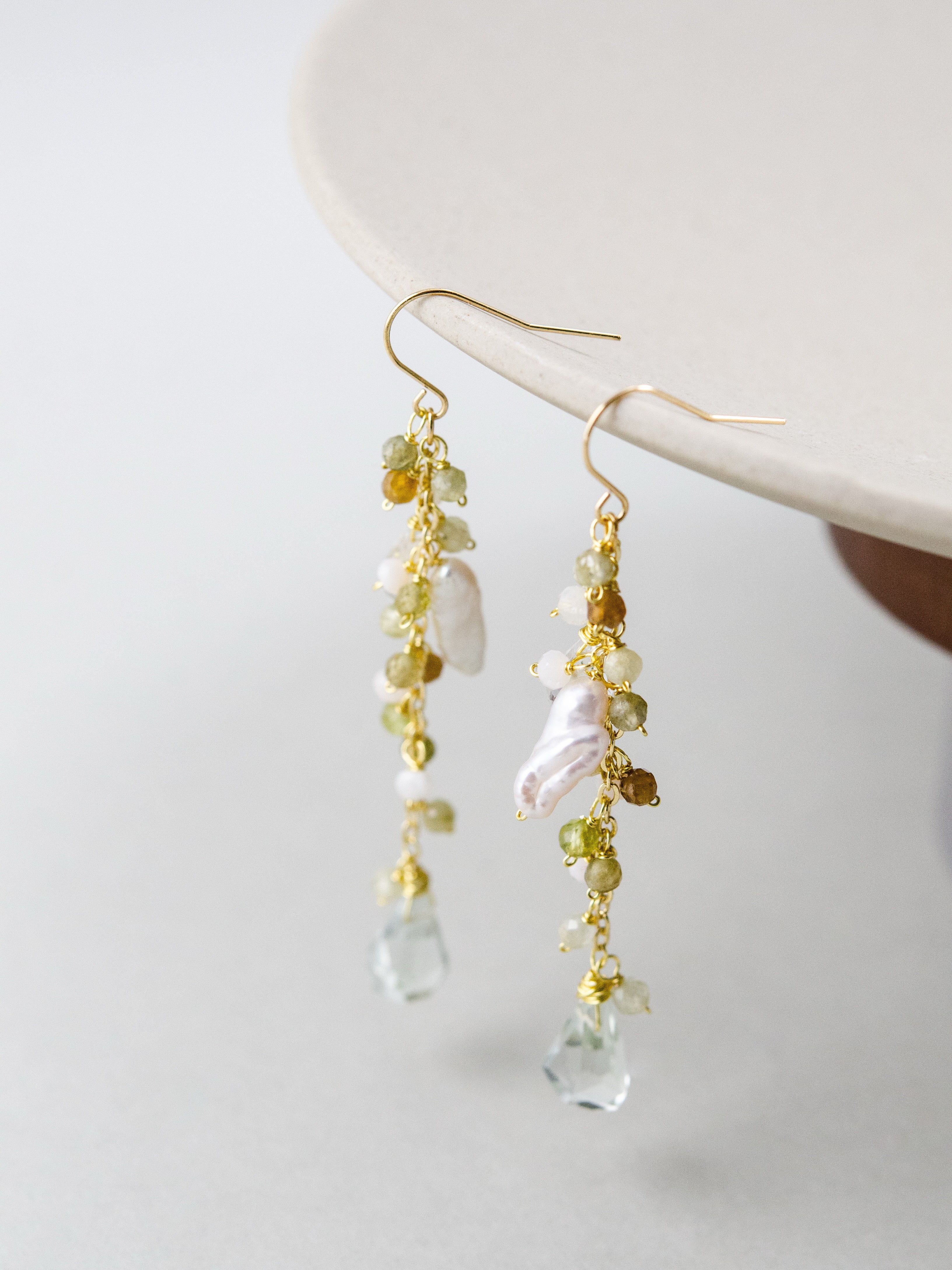 천연석과 담수 진주 롱 피어싱 – 자연스러운 색채 흔들리는 디자인