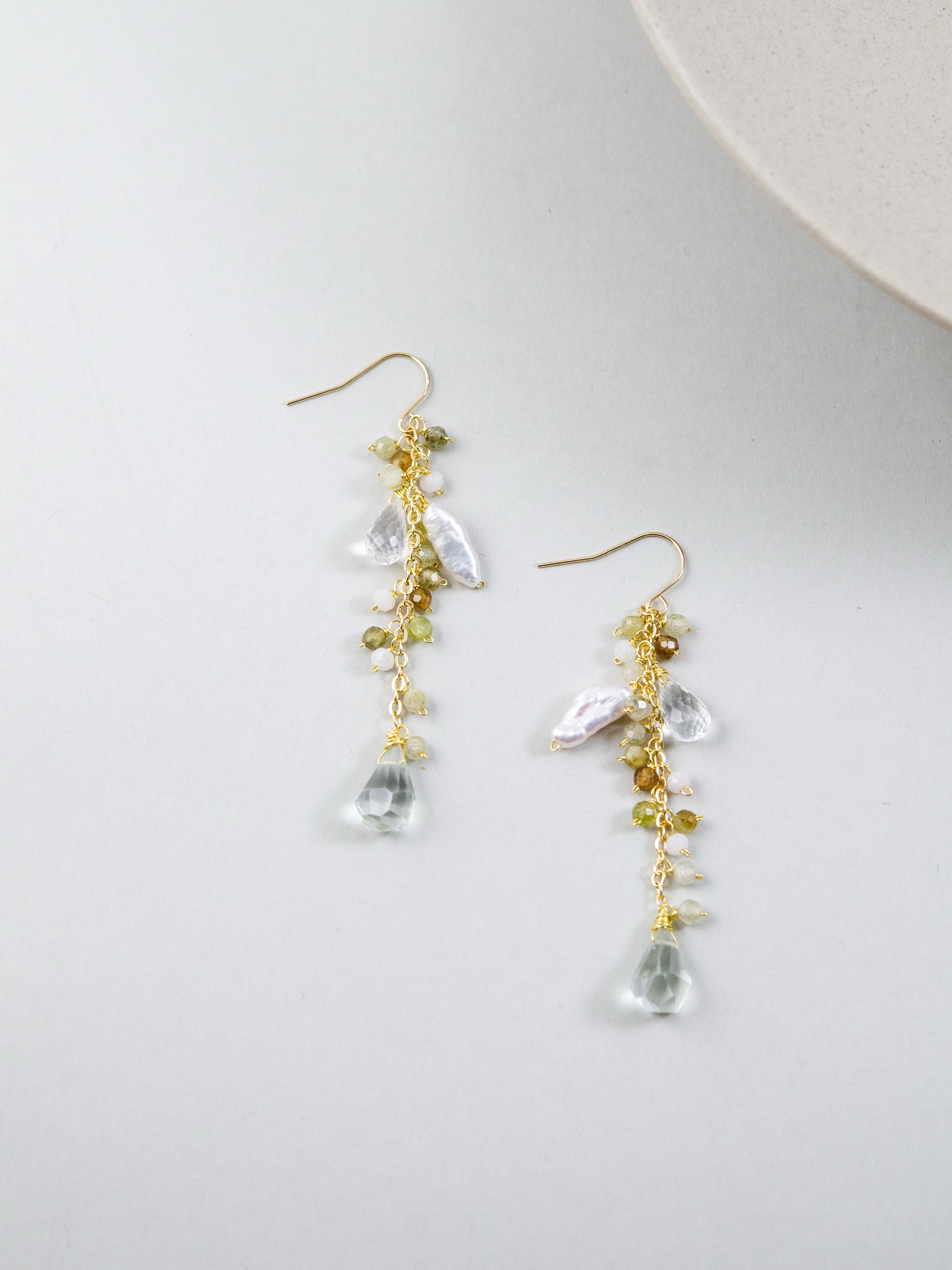 천연석과 담수 진주 롱 피어싱 – 자연스러운 색채 흔들리는 디자인