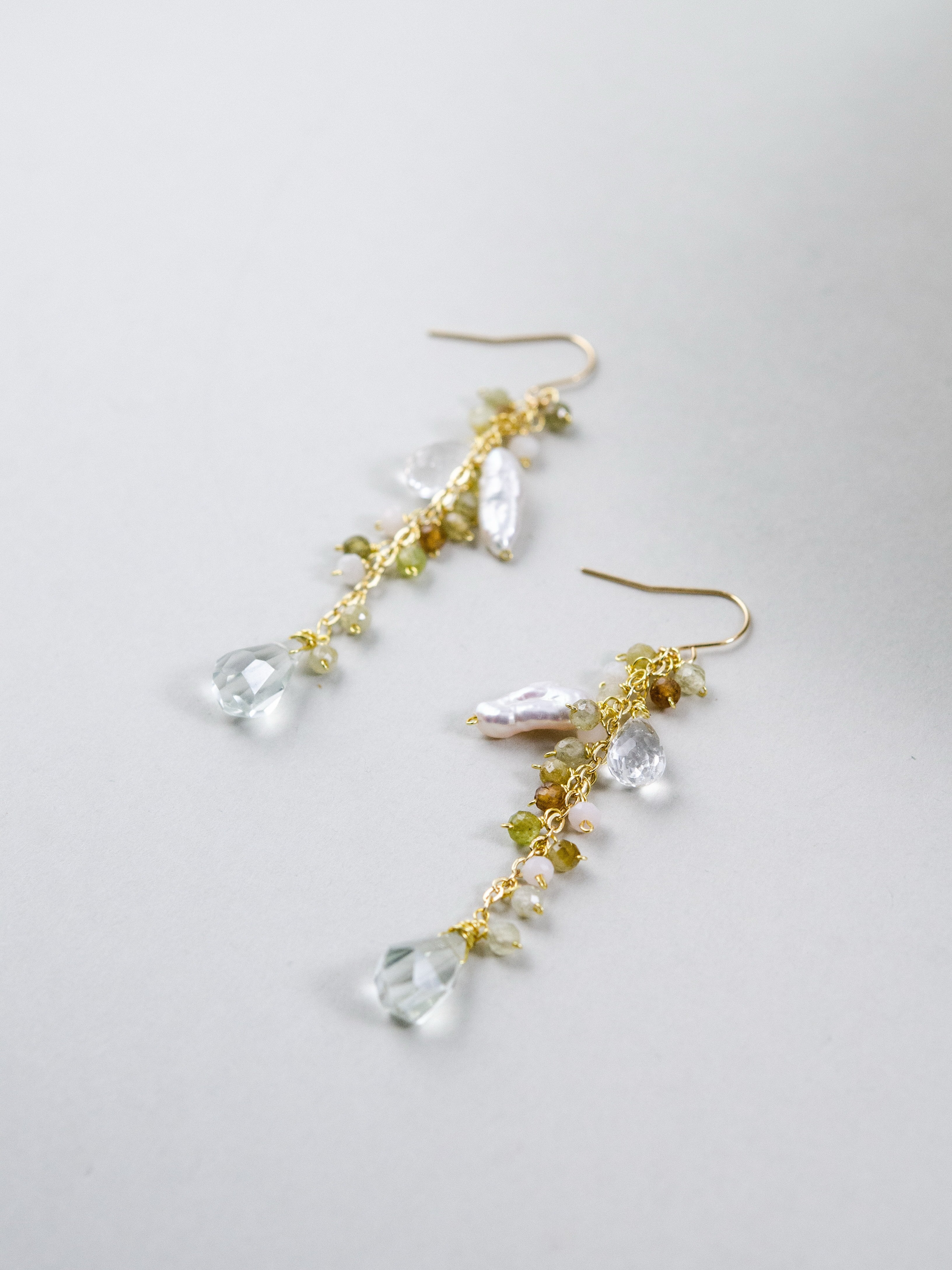 천연석과 담수 진주 롱 피어싱 – 자연스러운 색채 흔들리는 디자인