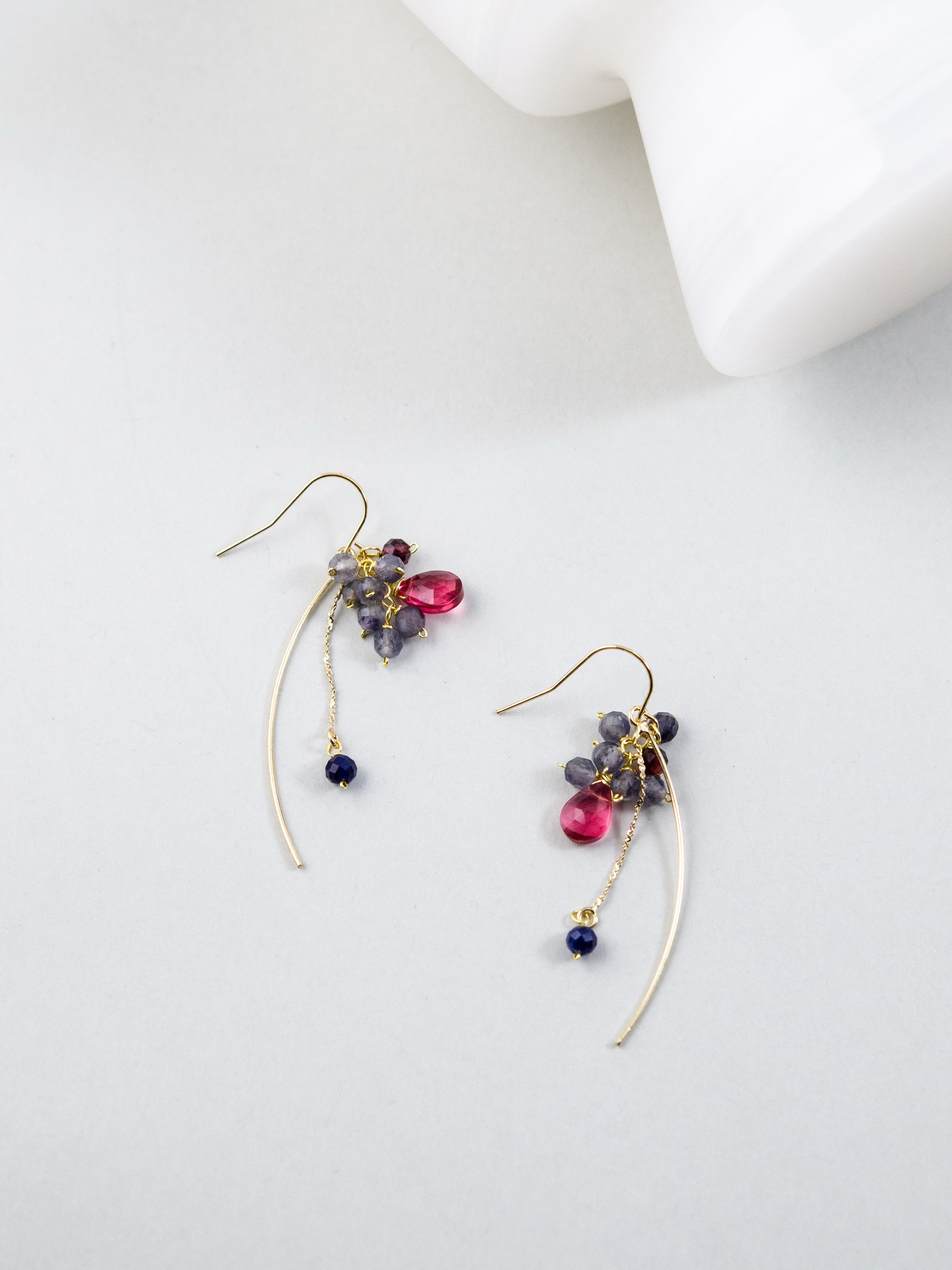 【夜空とベリーの彩り】アイオライト & レッドクォーツのアークピアス｜アレルギー対応
