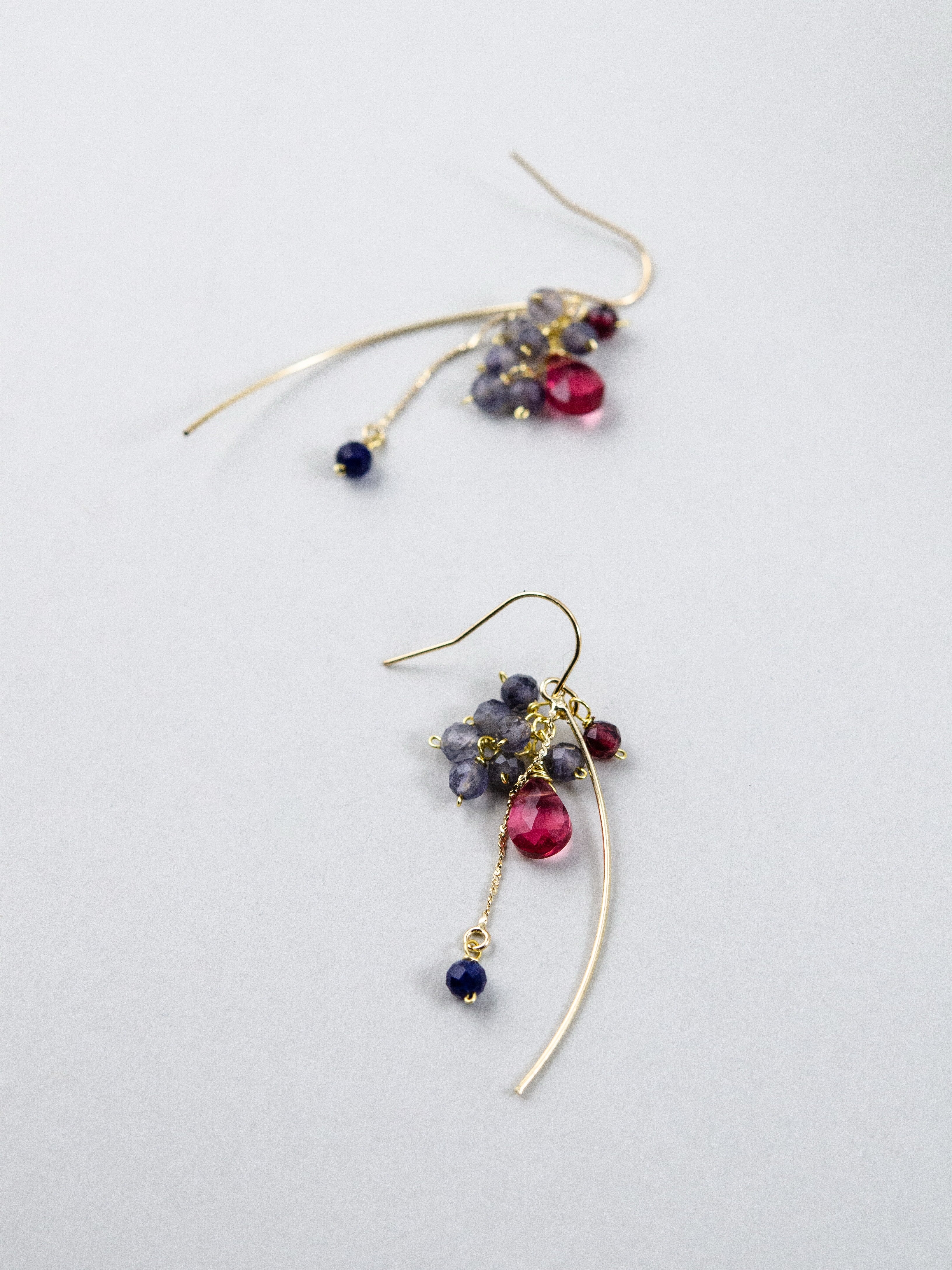 【夜空とベリーの彩り】アイオライト & レッドクォーツのアークピアス｜アレルギー対応