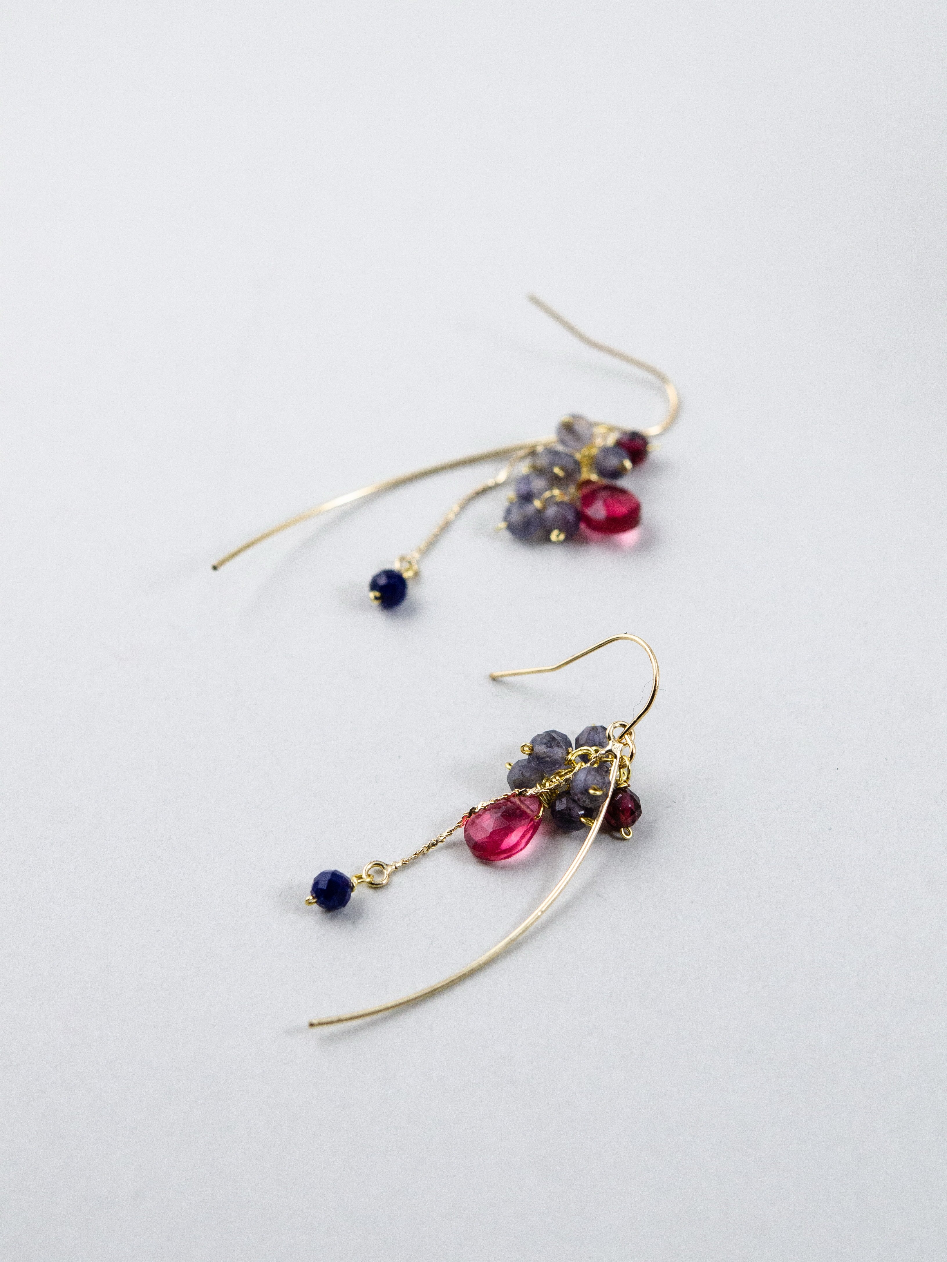 【夜空とベリーの彩り】アイオライト & レッドクォーツのアークピアス｜アレルギー対応