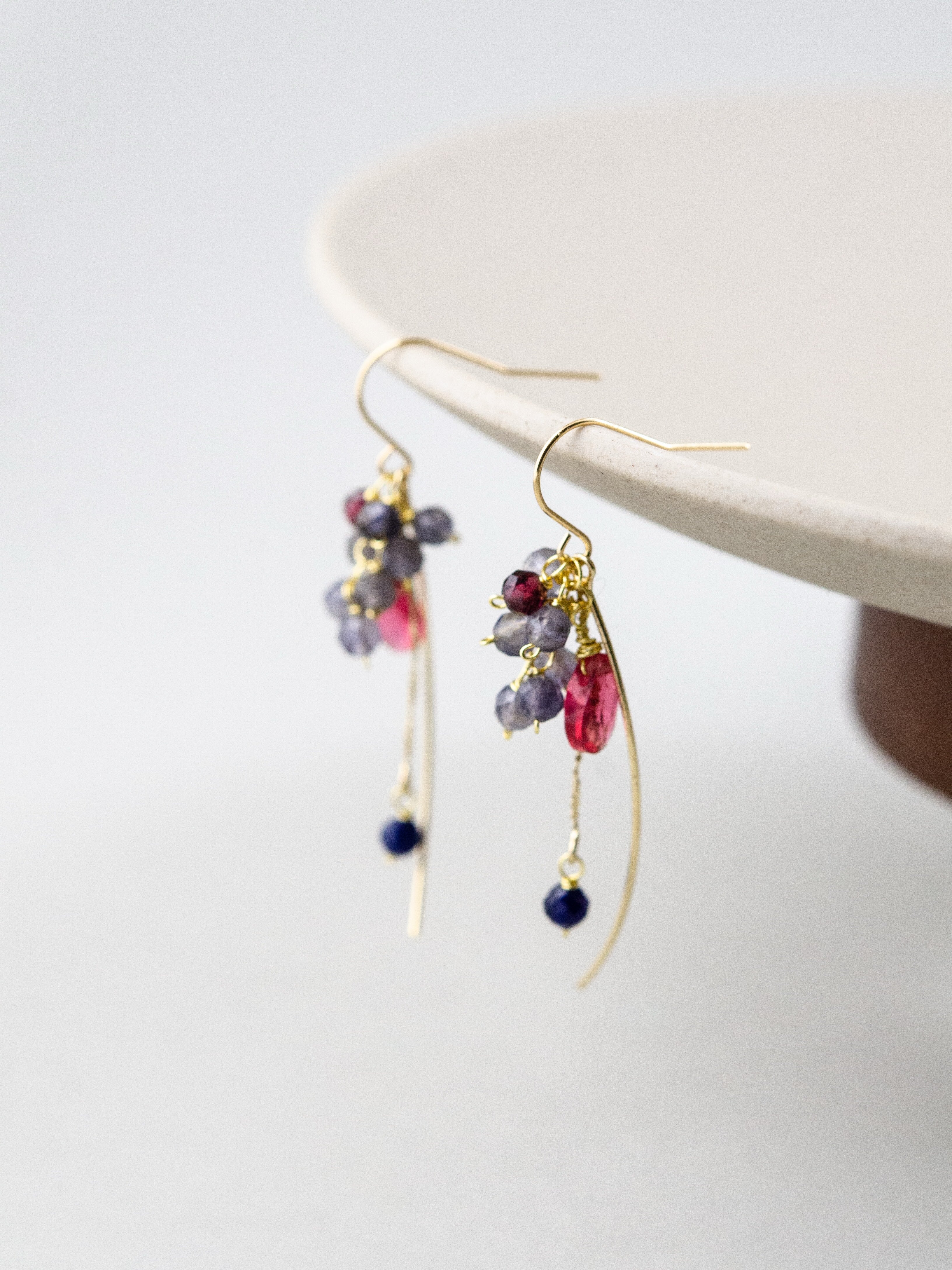 【夜空とベリーの彩り】アイオライト & レッドクォーツのアークピアス｜アレルギー対応