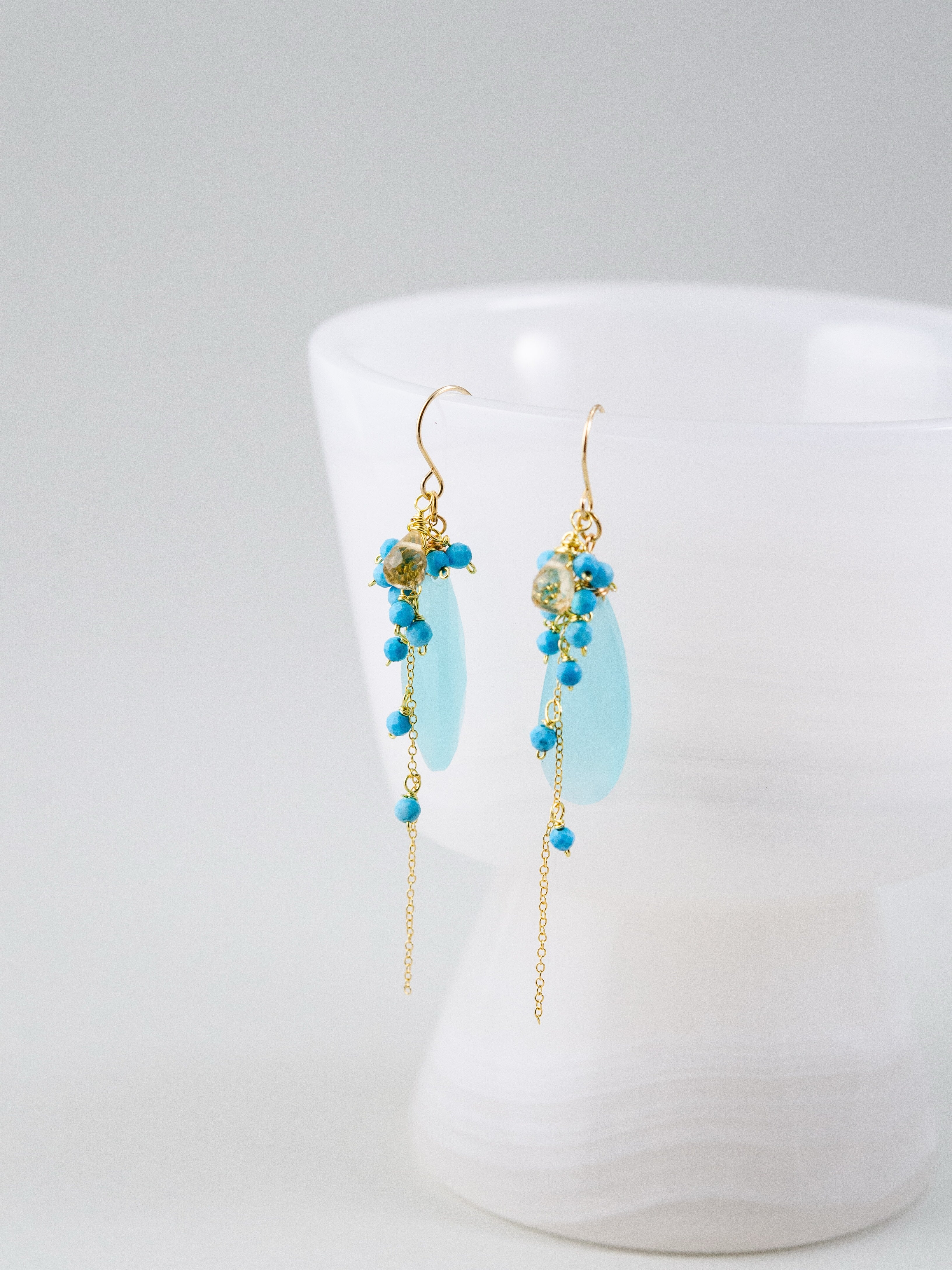 【心洗われる蒼の雫】ブルーカルセドニー & ターコイズロングピアス｜アレルギー対応