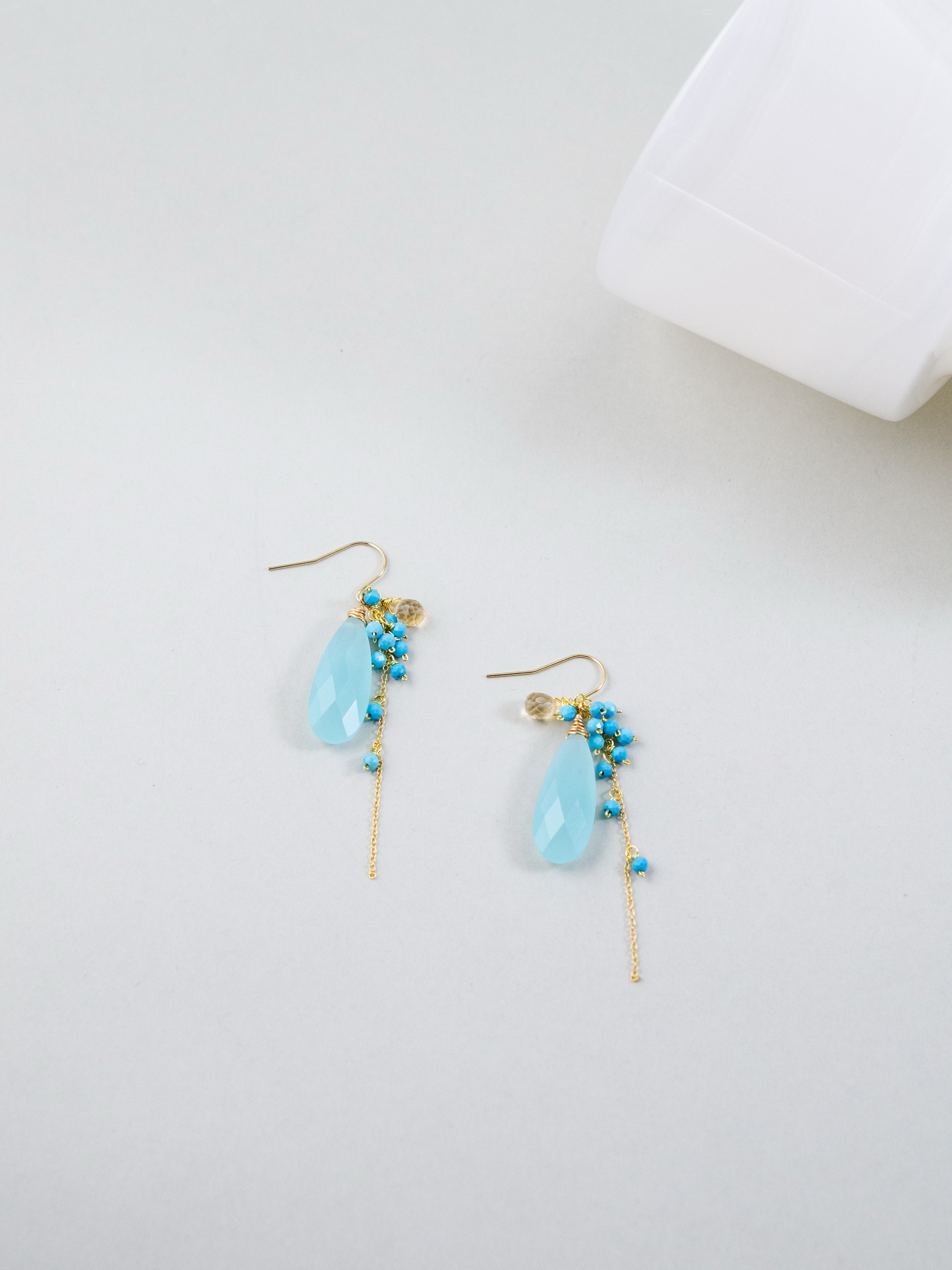 ブルー・カルセドニー ピアス(両耳用) ブルーカルセドニー ・ ターコイズ しずくタッセルピアス – LUCINE