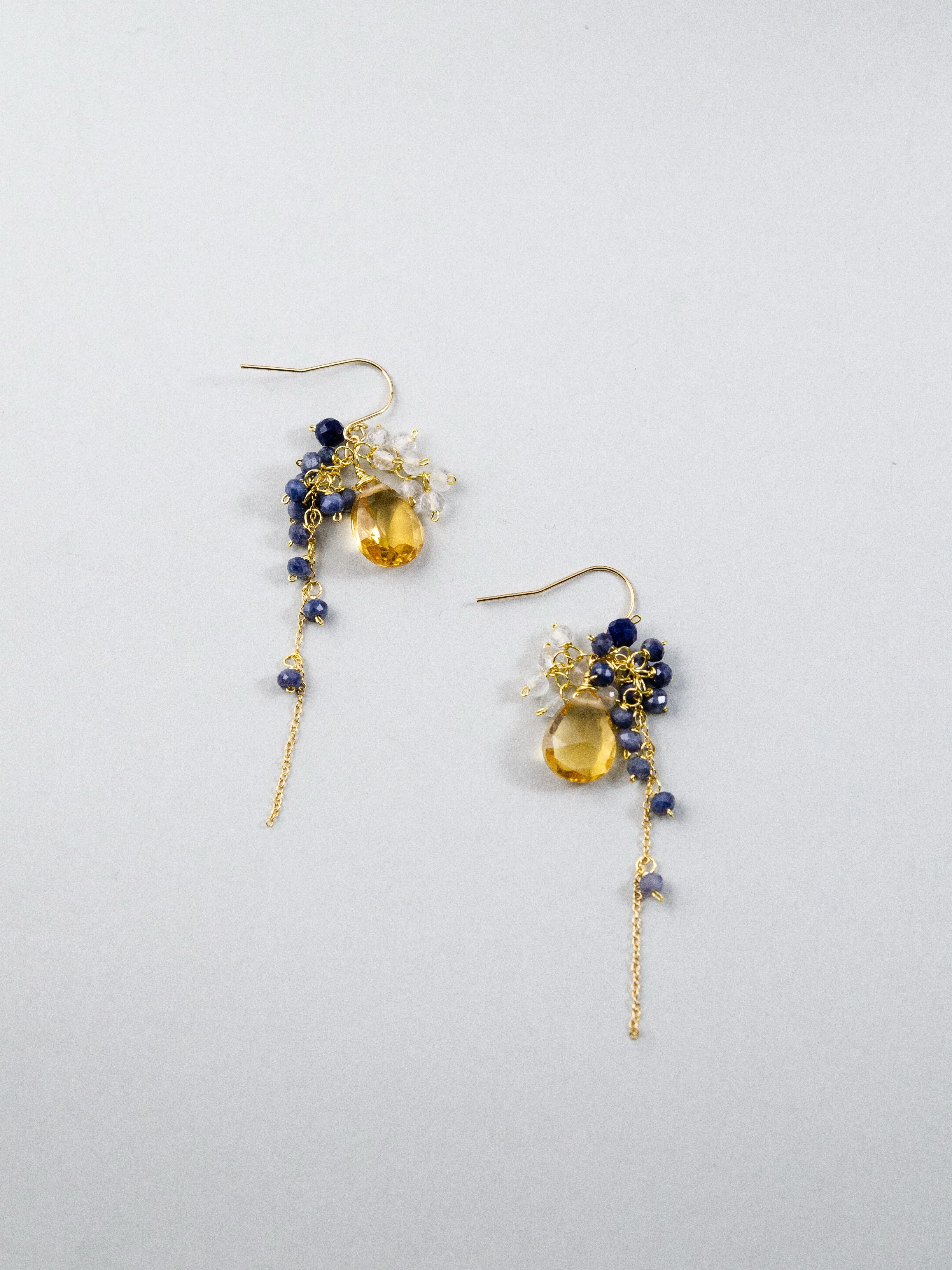 【9月誕生石】輝く蜜色の雫。イエロークォーツ & サファイアロングピアス｜アレルギー対応