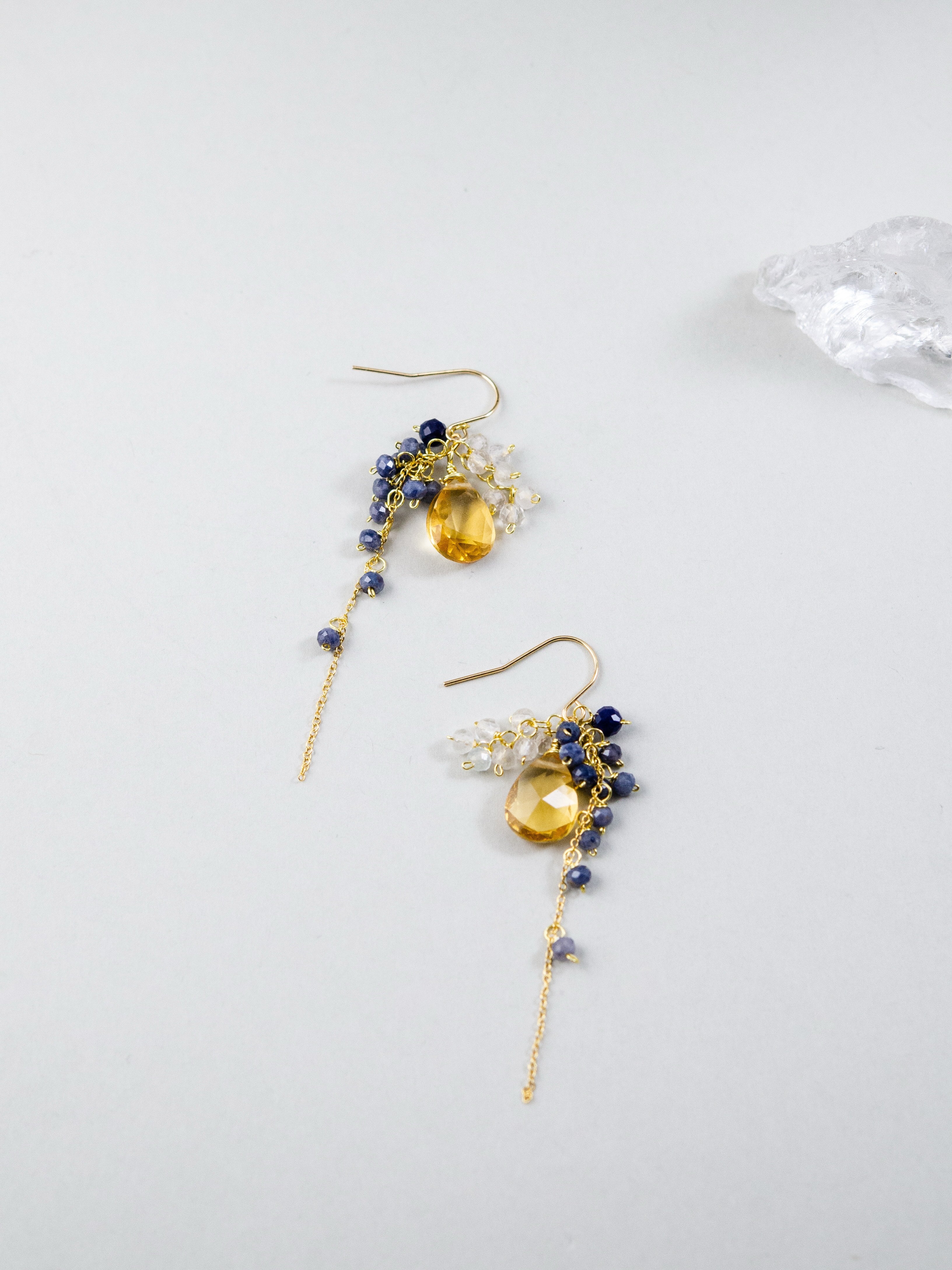 【9月誕生石】輝く蜜色の雫。イエロークォーツ & サファイアロングピアス｜アレルギー対応