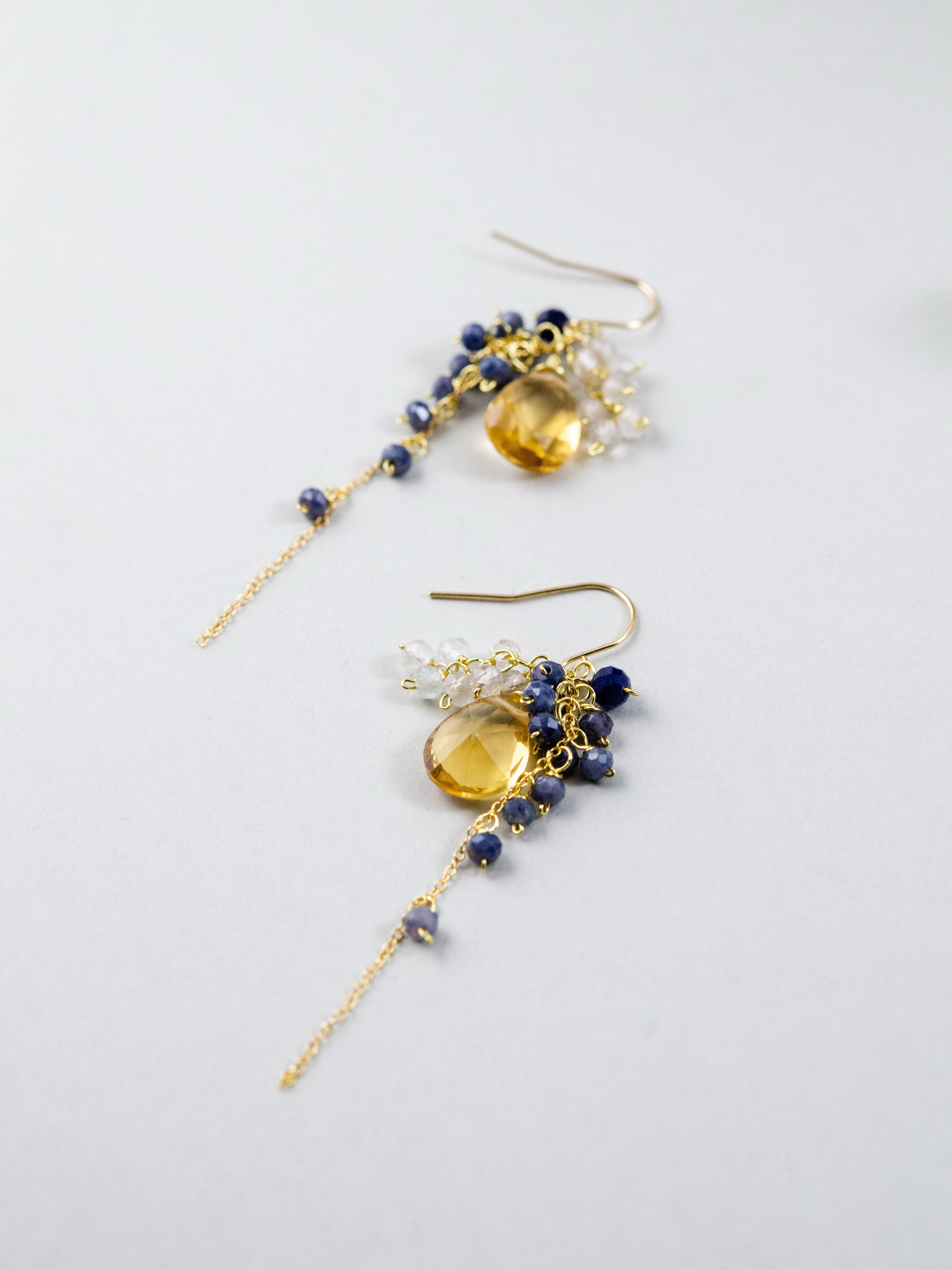 【9月誕生石】輝く蜜色の雫。イエロークォーツ & サファイアロングピアス｜アレルギー対応
