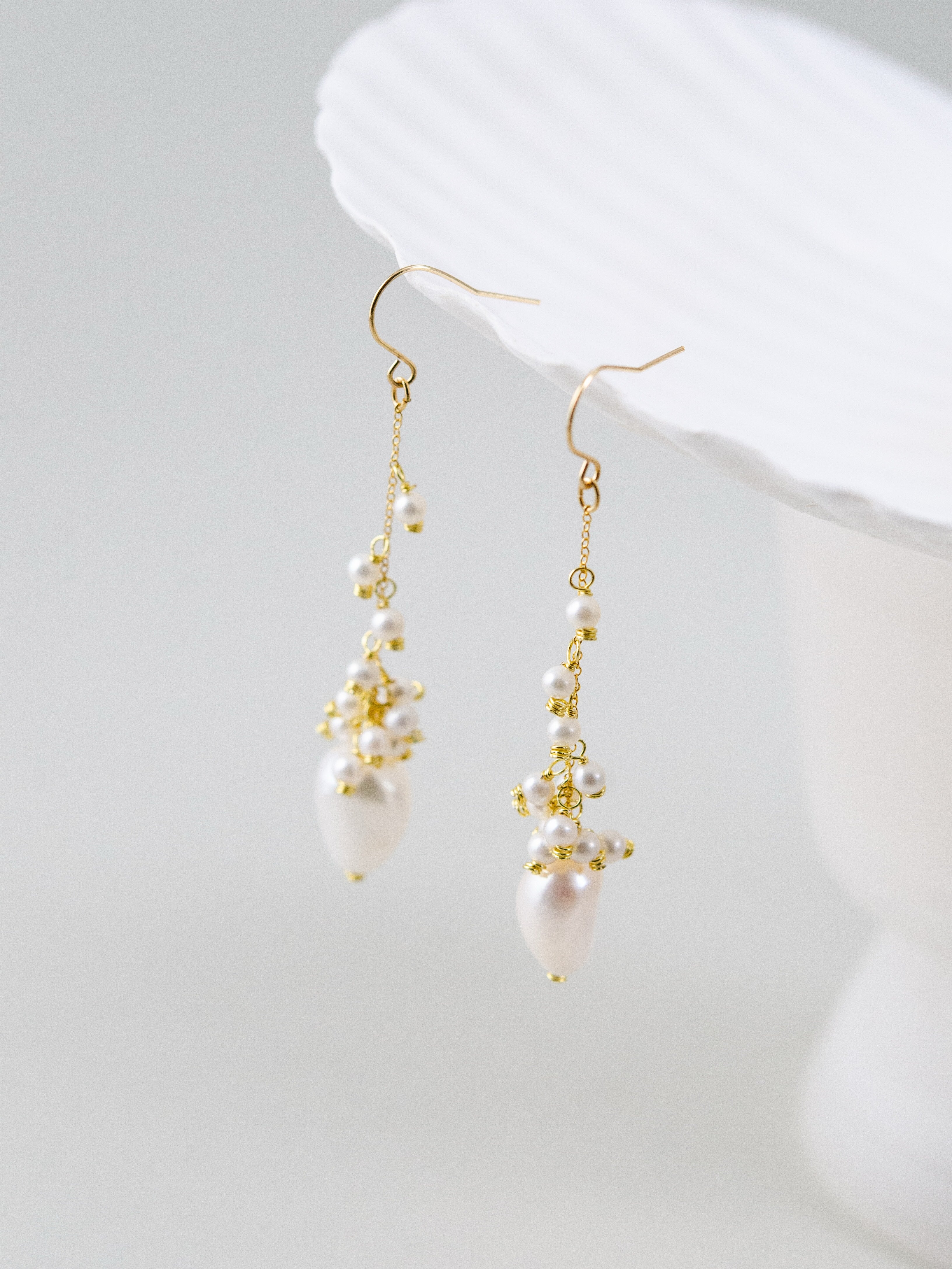 【艶めく純白】淡水バロックパール & 小粒パールロングピアス｜アレルギー対応