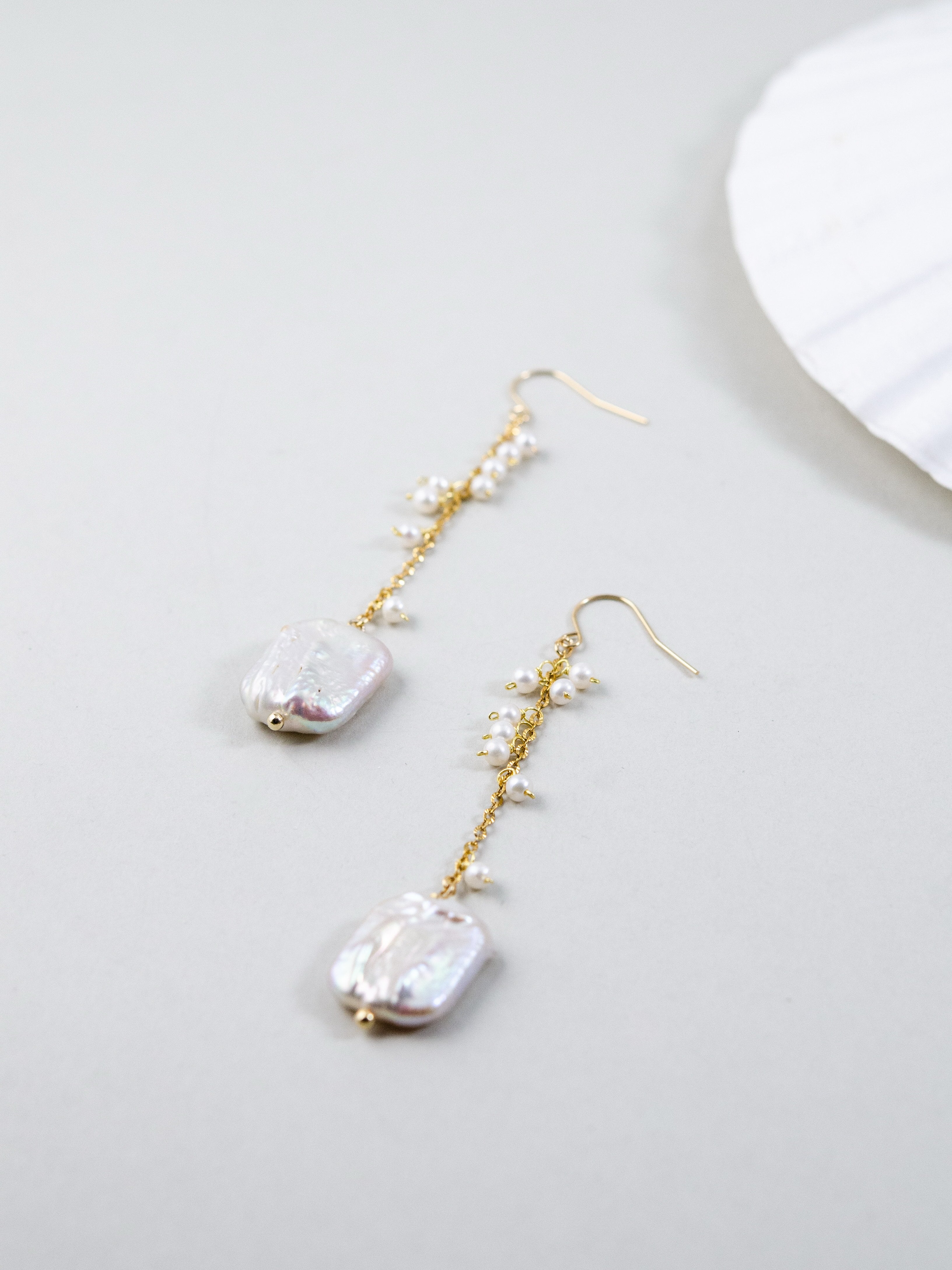 【洗練のスクエア】スクエアバロックパール & 小粒パールピアス｜アレルギー対応