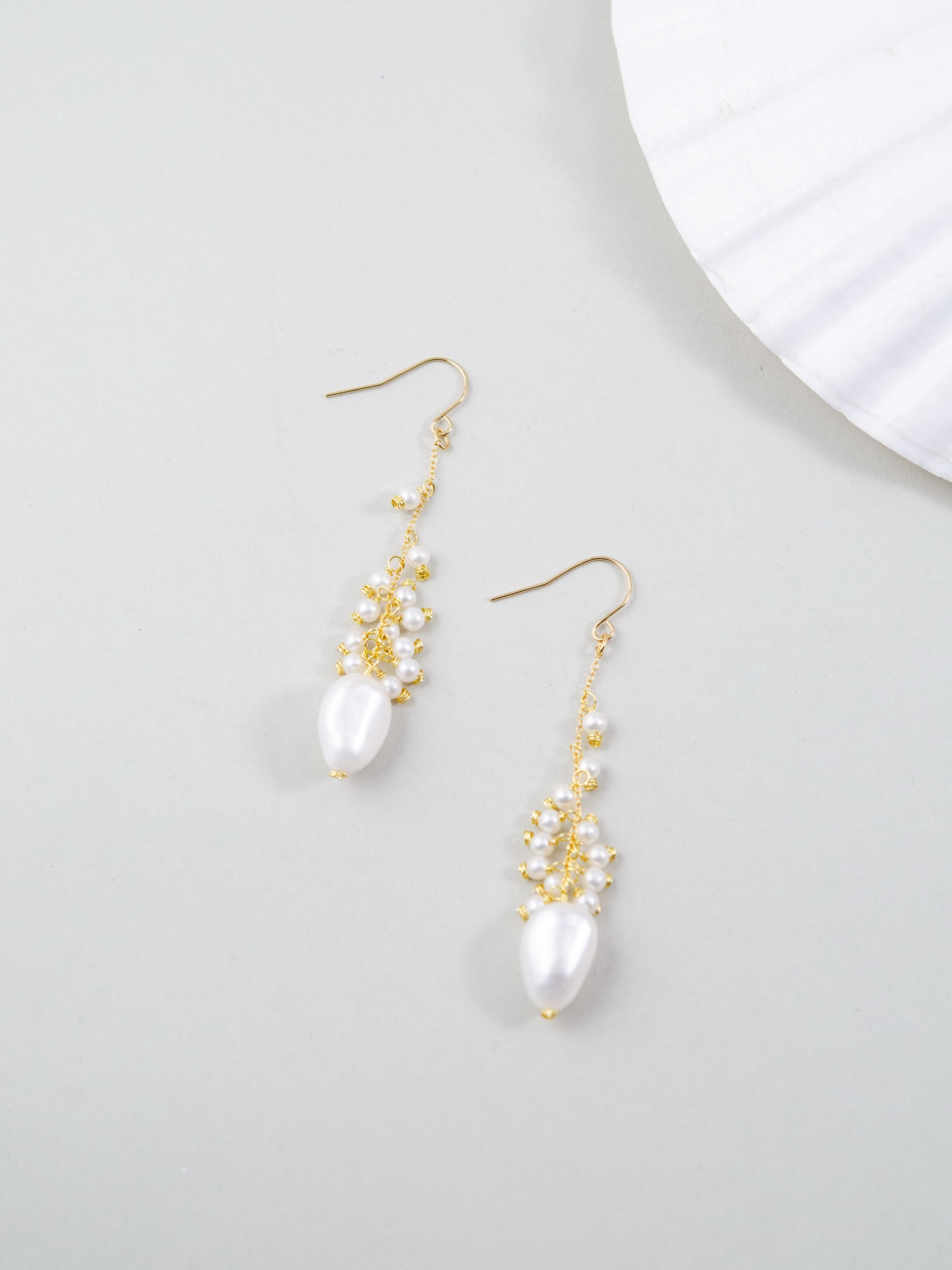 【艶めく純白】淡水バロックパール & 小粒パールロングピアス｜アレルギー対応