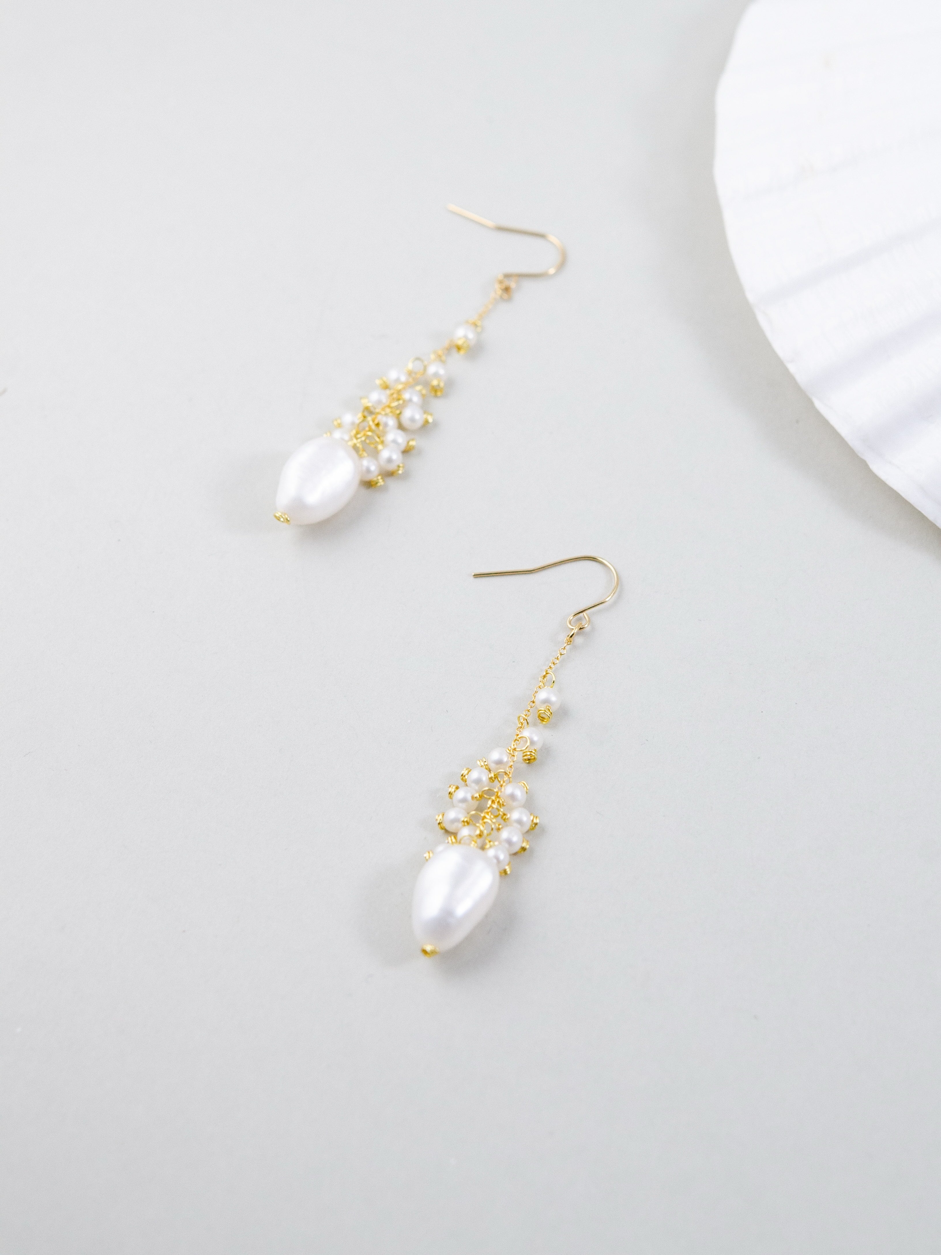 【艶めく純白】淡水バロックパール & 小粒パールロングピアス｜アレルギー対応