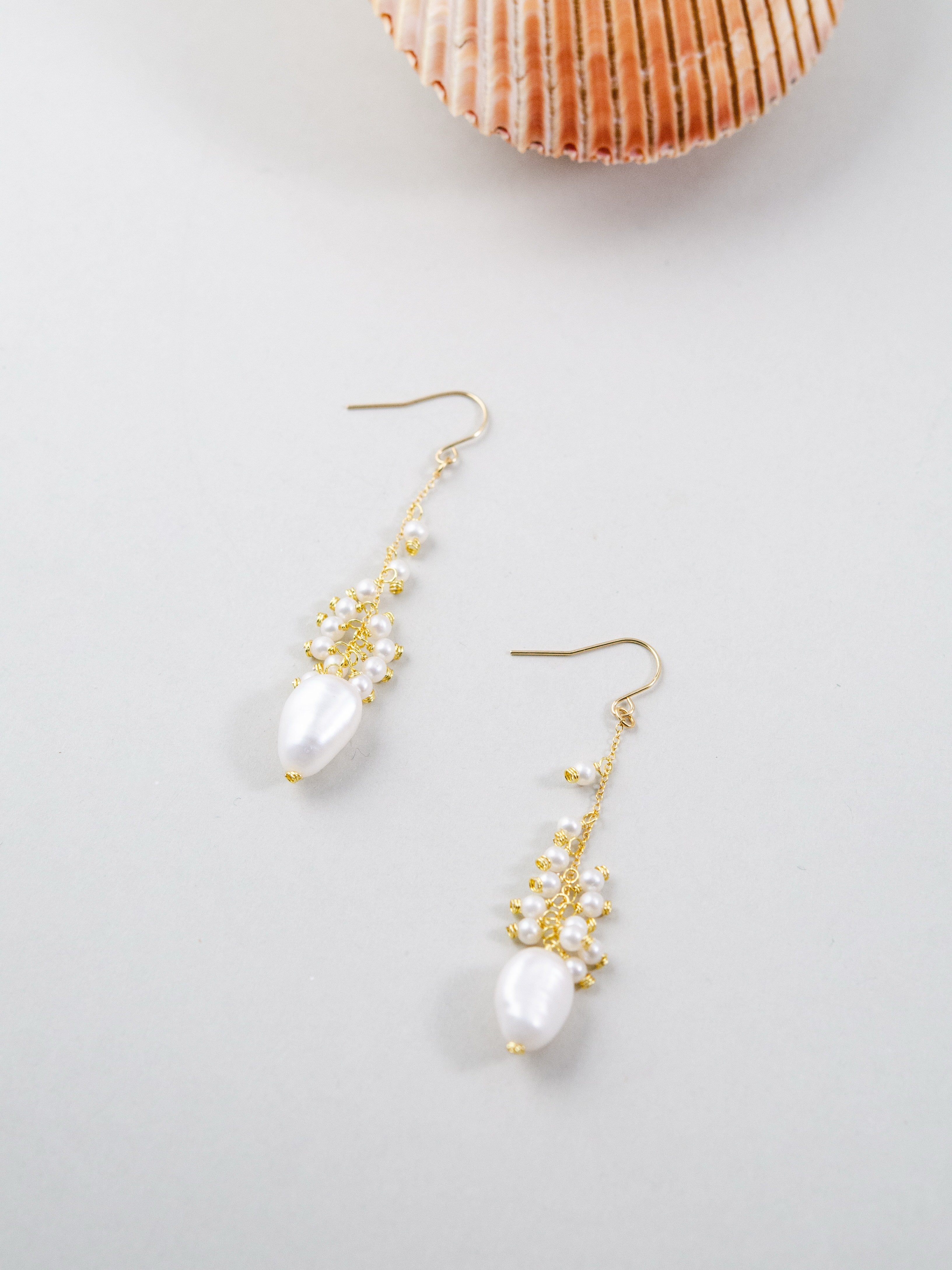 【艶めく純白】淡水バロックパール & 小粒パールロングピアス｜アレルギー対応