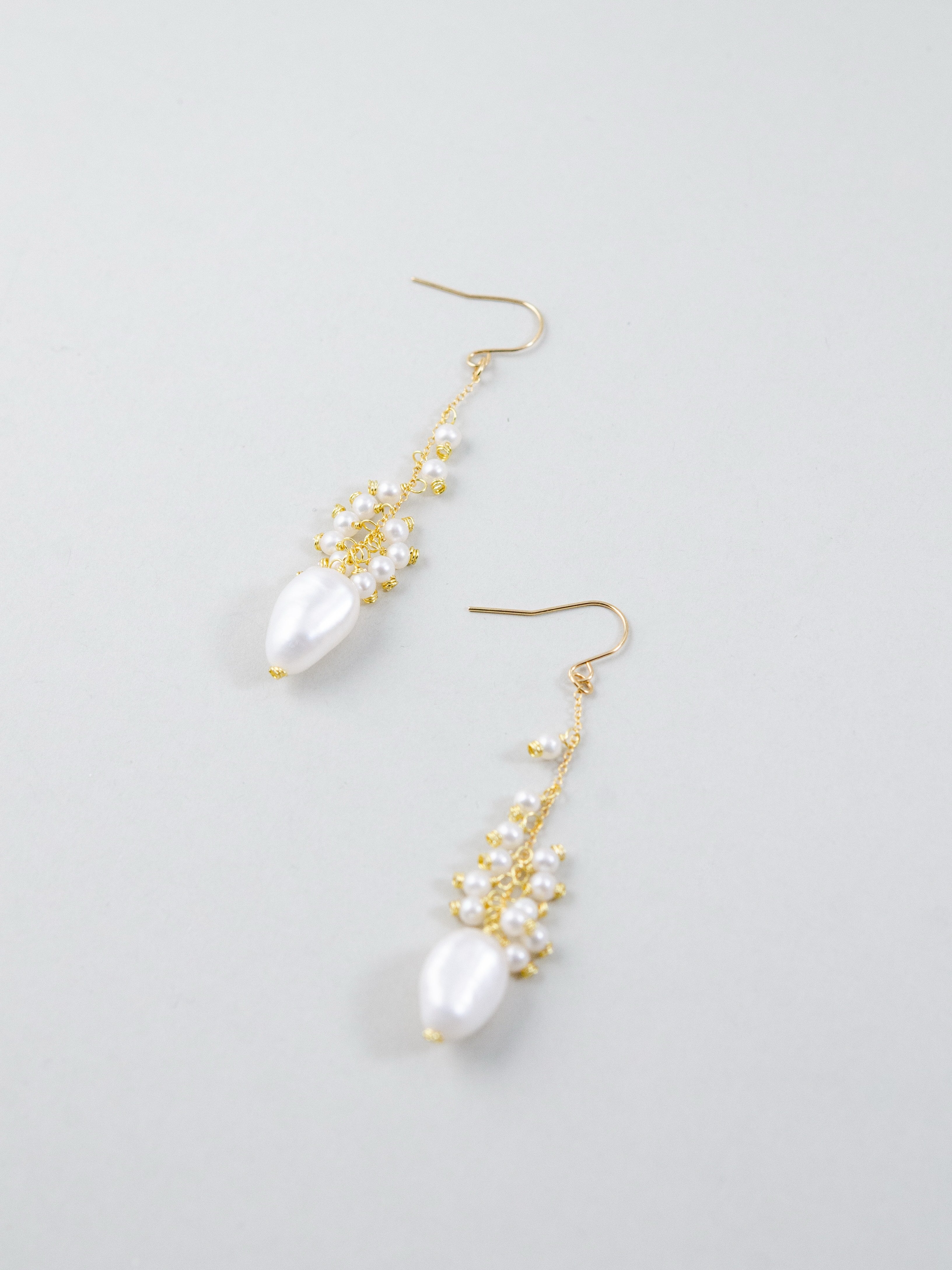 【艶めく純白】淡水バロックパール & 小粒パールロングピアス｜アレルギー対応