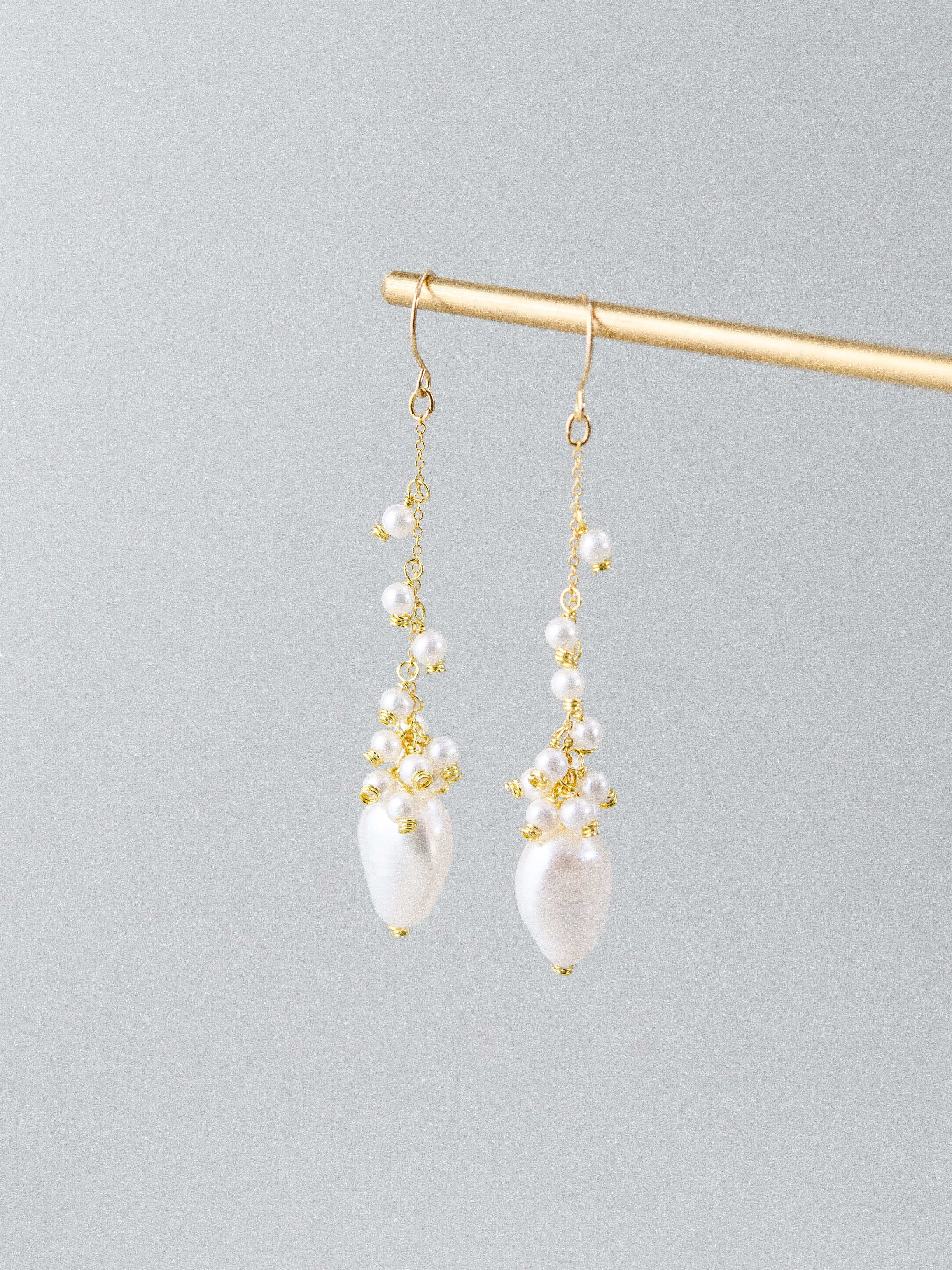 【艶めく純白】淡水バロックパール & 小粒パールロングピアス｜アレルギー対応