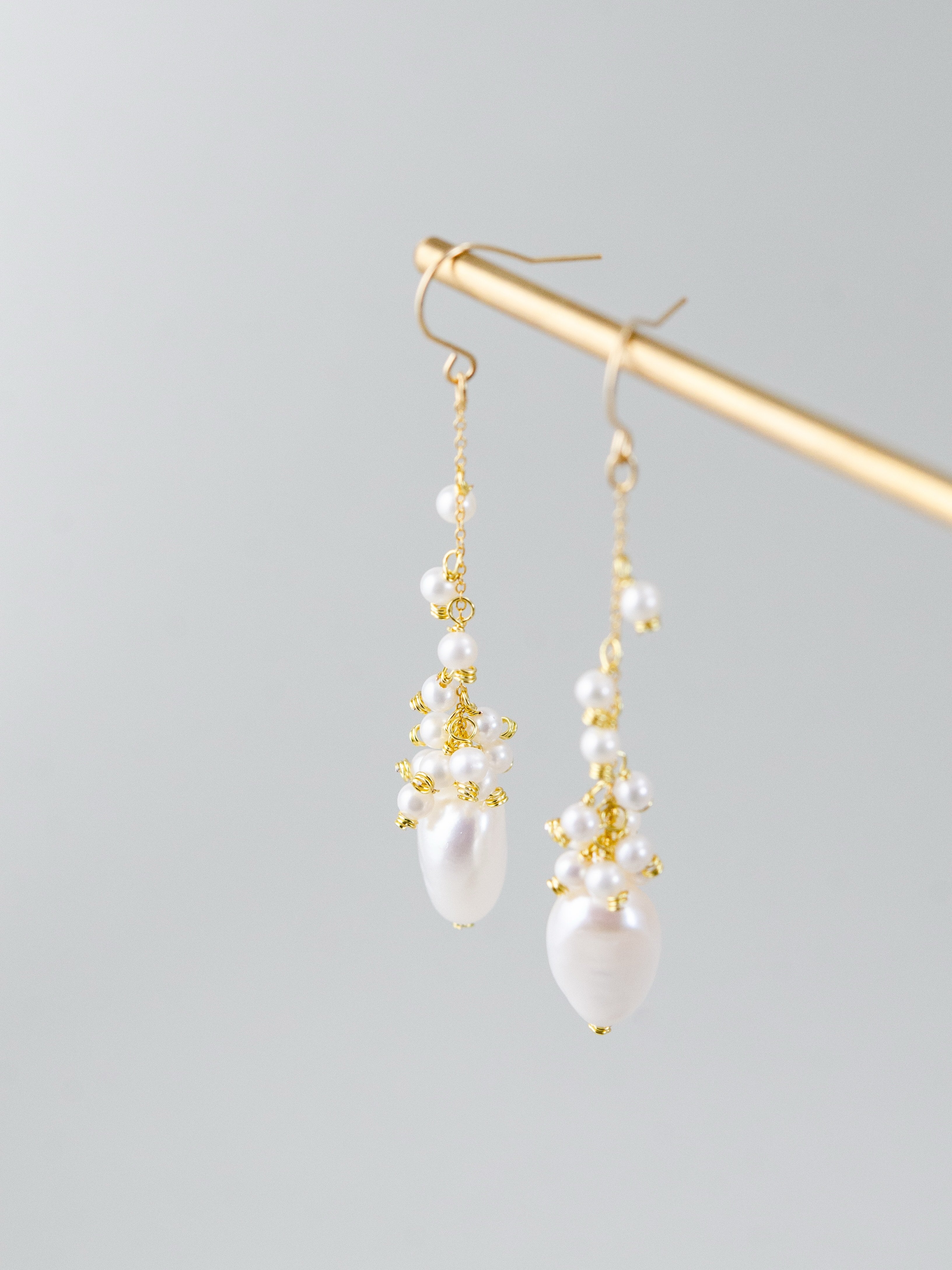 【艶めく純白】淡水バロックパール & 小粒パールロングピアス｜アレルギー対応