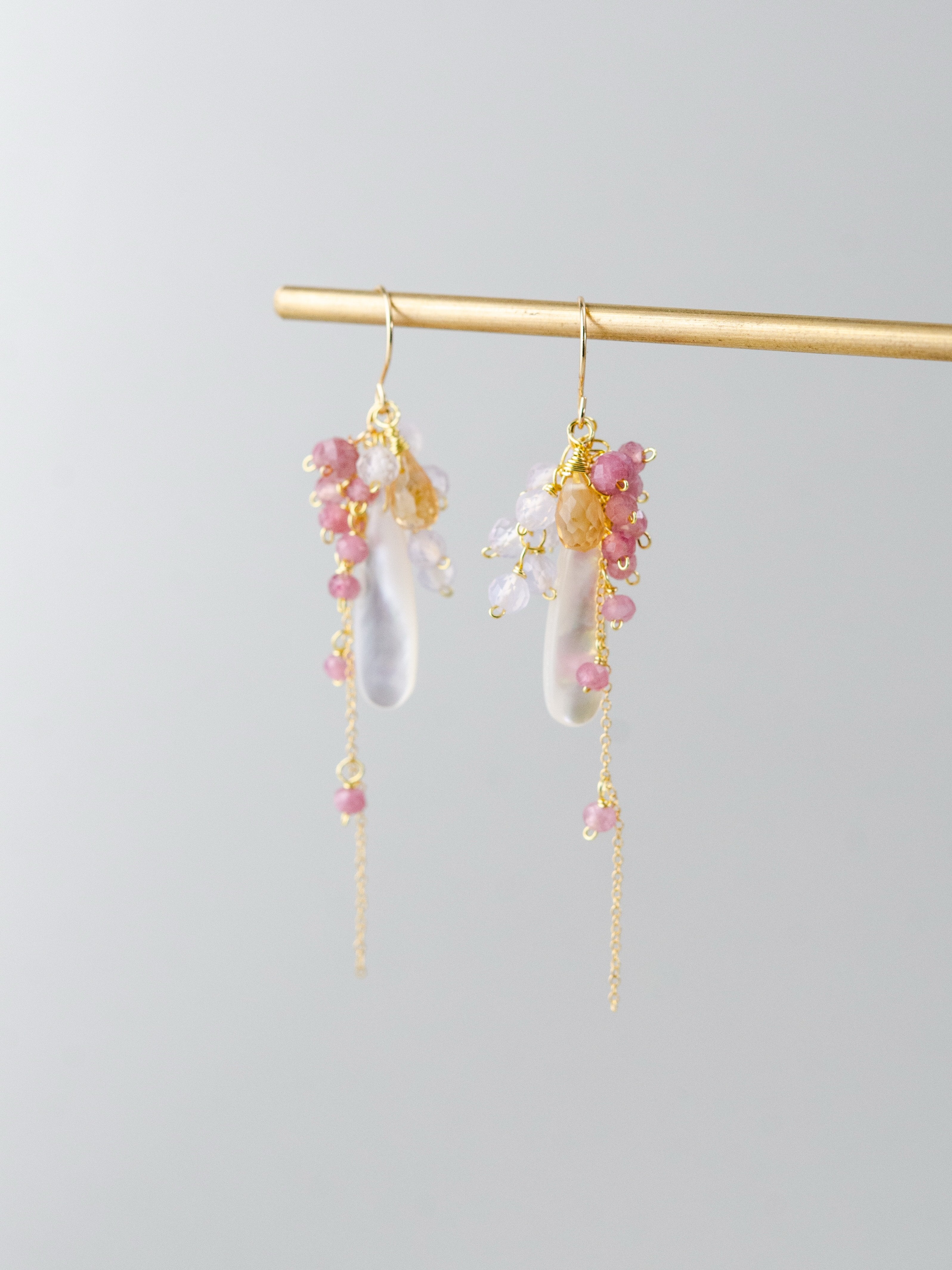 【10月誕生石】虹色に艶めく白蝶貝 & ピンクトルマリンピアス｜アレルギー対応