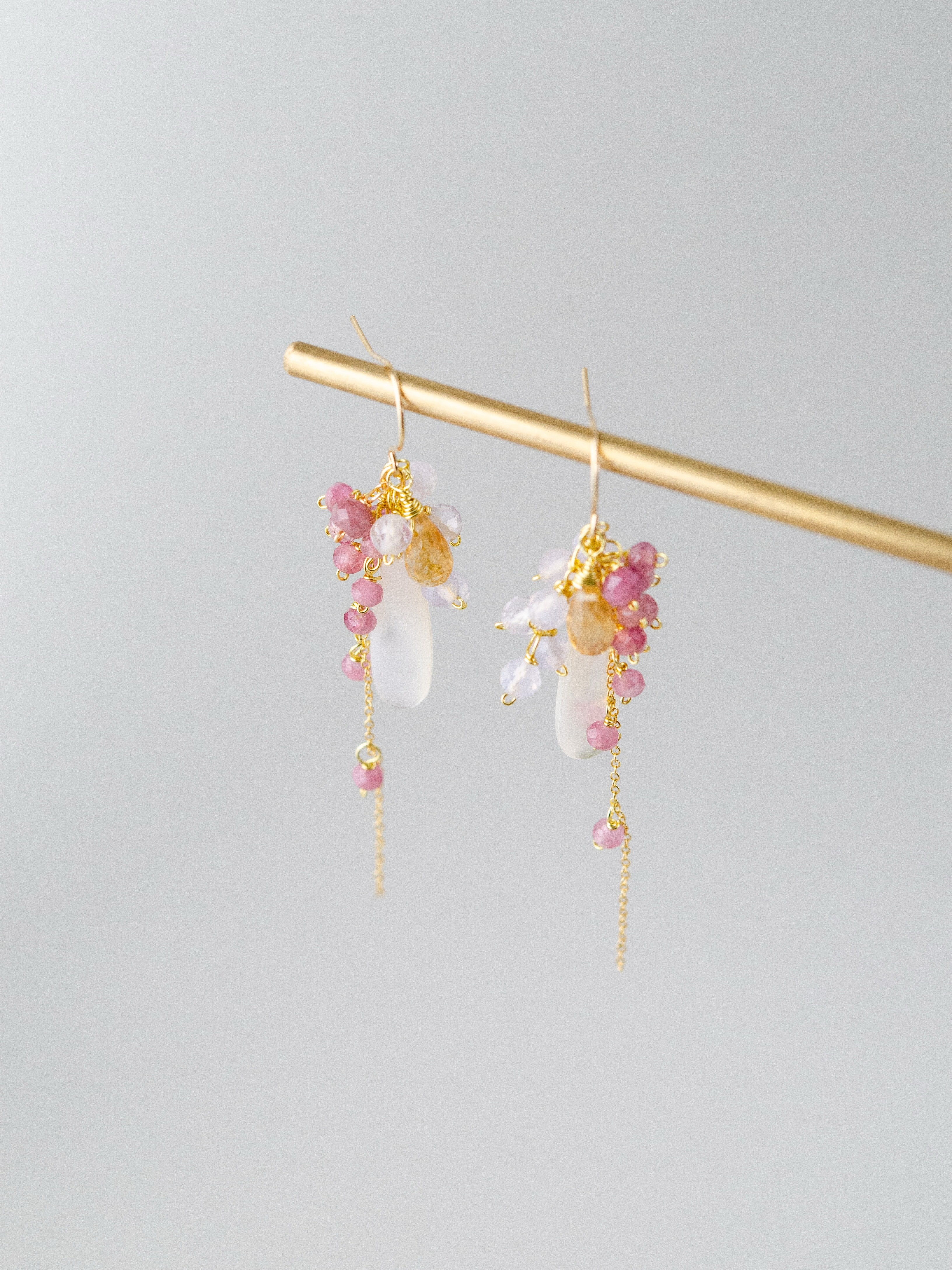 【10月誕生石】虹色に艶めく白蝶貝 & ピンクトルマリンピアス｜アレルギー対応