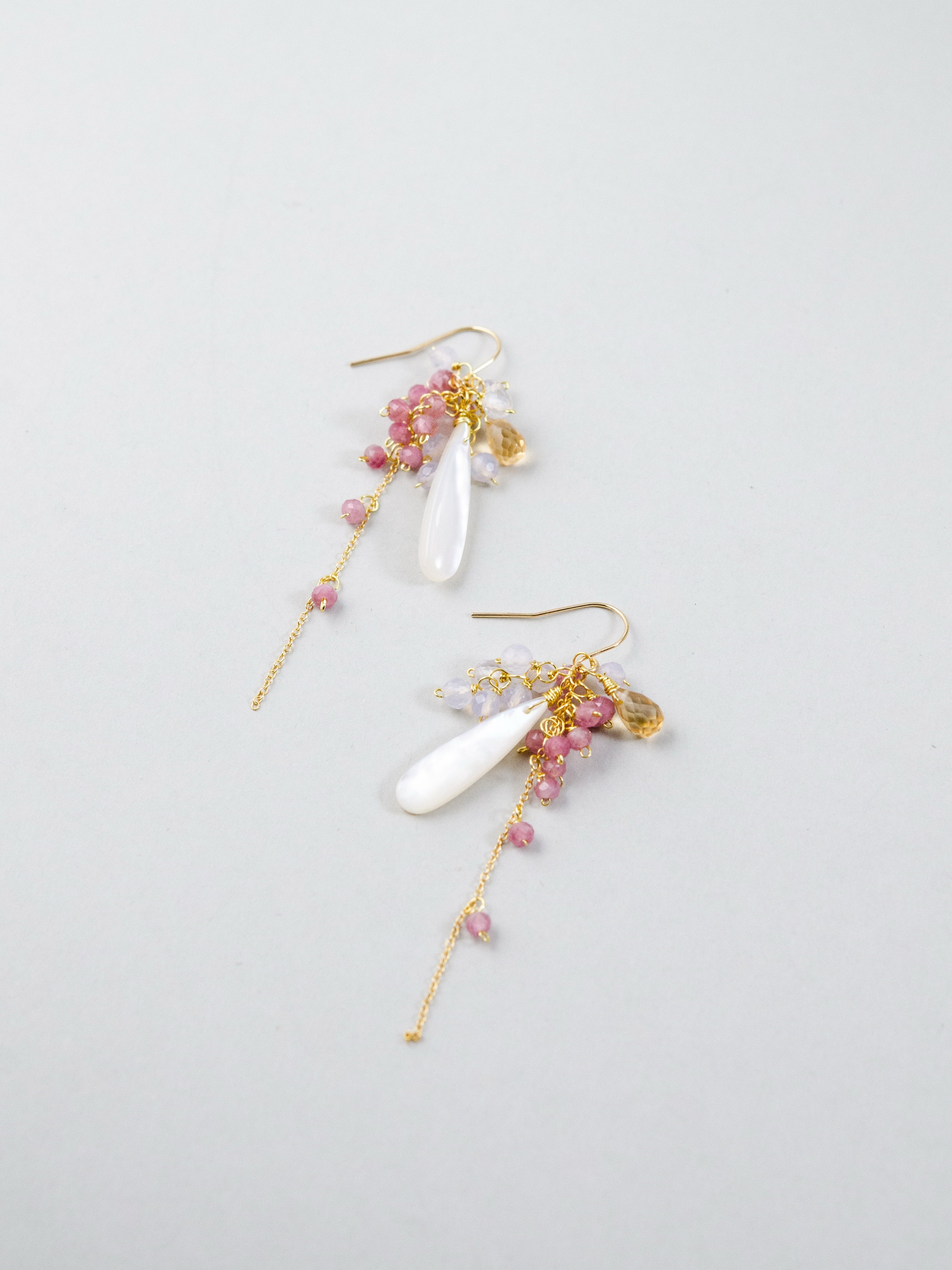 【10月誕生石】虹色に艶めく白蝶貝 & ピンクトルマリンピアス｜アレルギー対応