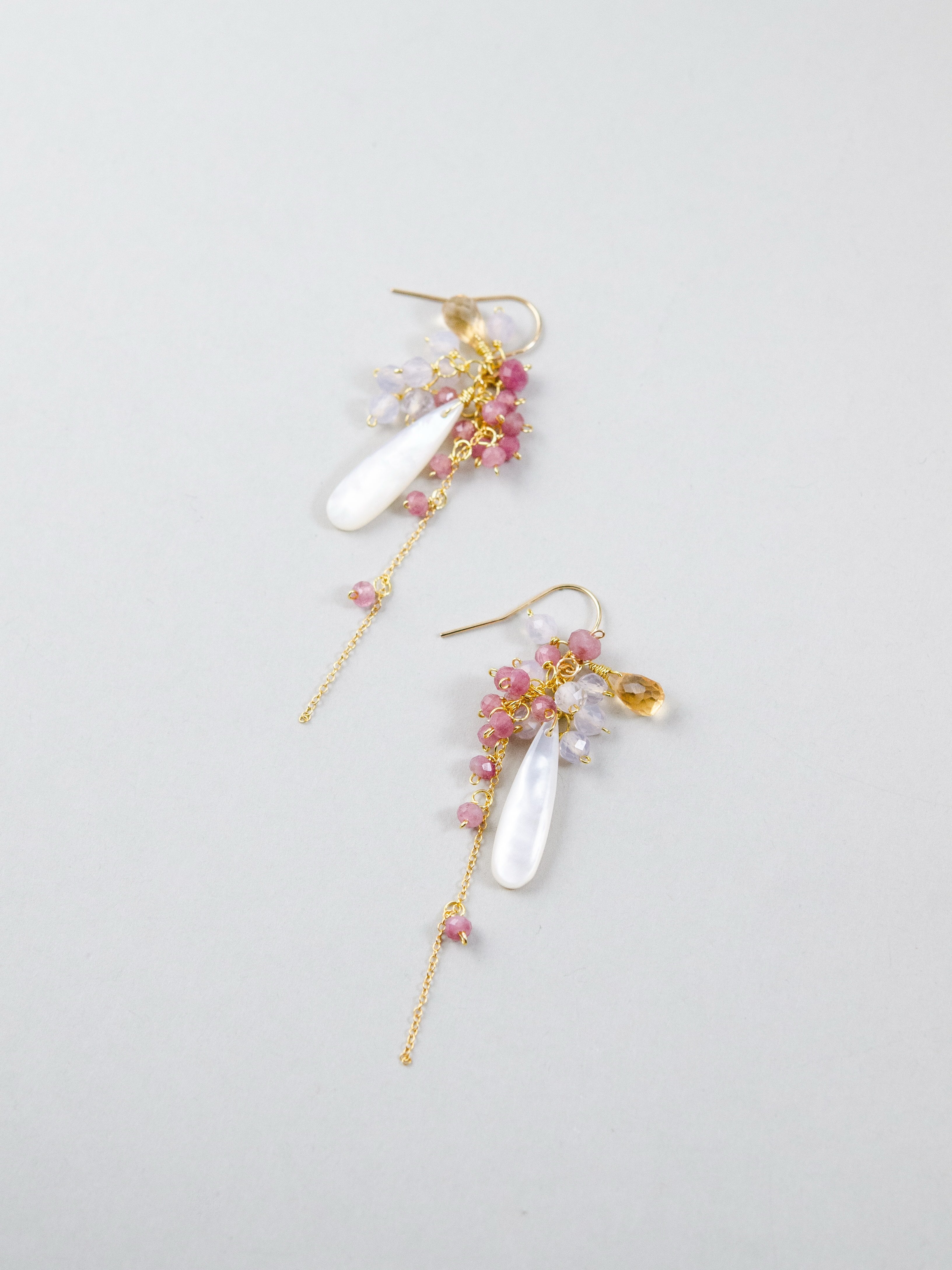 【10月誕生石】虹色に艶めく白蝶貝 & ピンクトルマリンピアス｜アレルギー対応